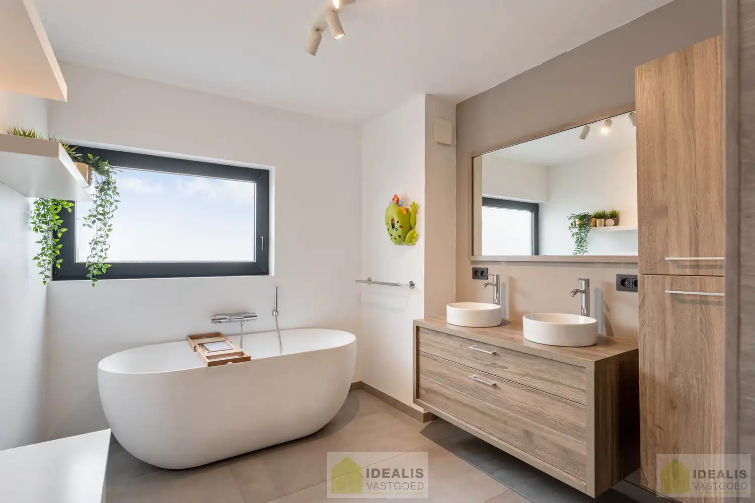 RECENTE, PERFECT ONDERHOUDEN EN MODERN OPGETROKKEN WONING foto 28