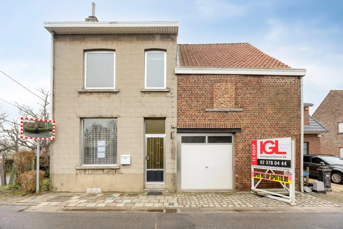 Hoofdfoto van de publicatie: Te renoveren woning met veel potentieel gelegen in het centrum van Sint-Pieters-Leeuw