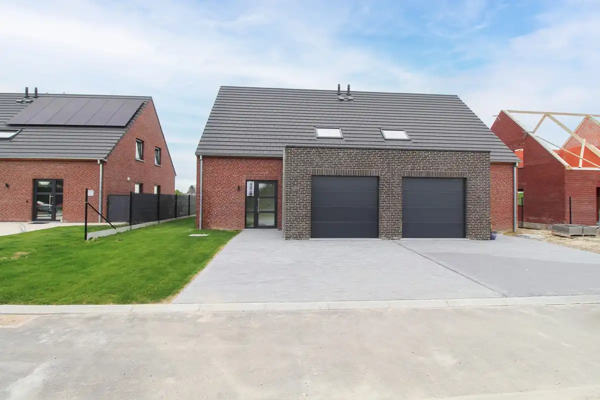 2 nouvelles maisons avec garage à Saint-Léger foto {{pictureIndex}}