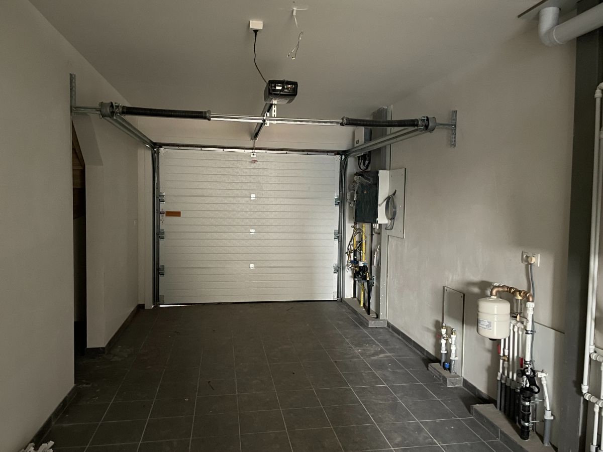 Drie slaapkamer EENGEZINSWONING met garage & tuin foto 19