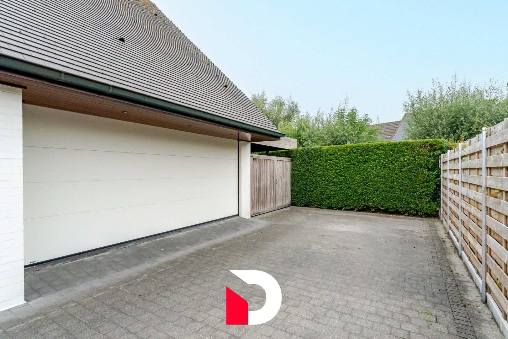 Vrijstaande woning met zwembad op een beheersbaar perceel met 4 slk.'ers  in kindvriendelijke woonwijk. foto 24