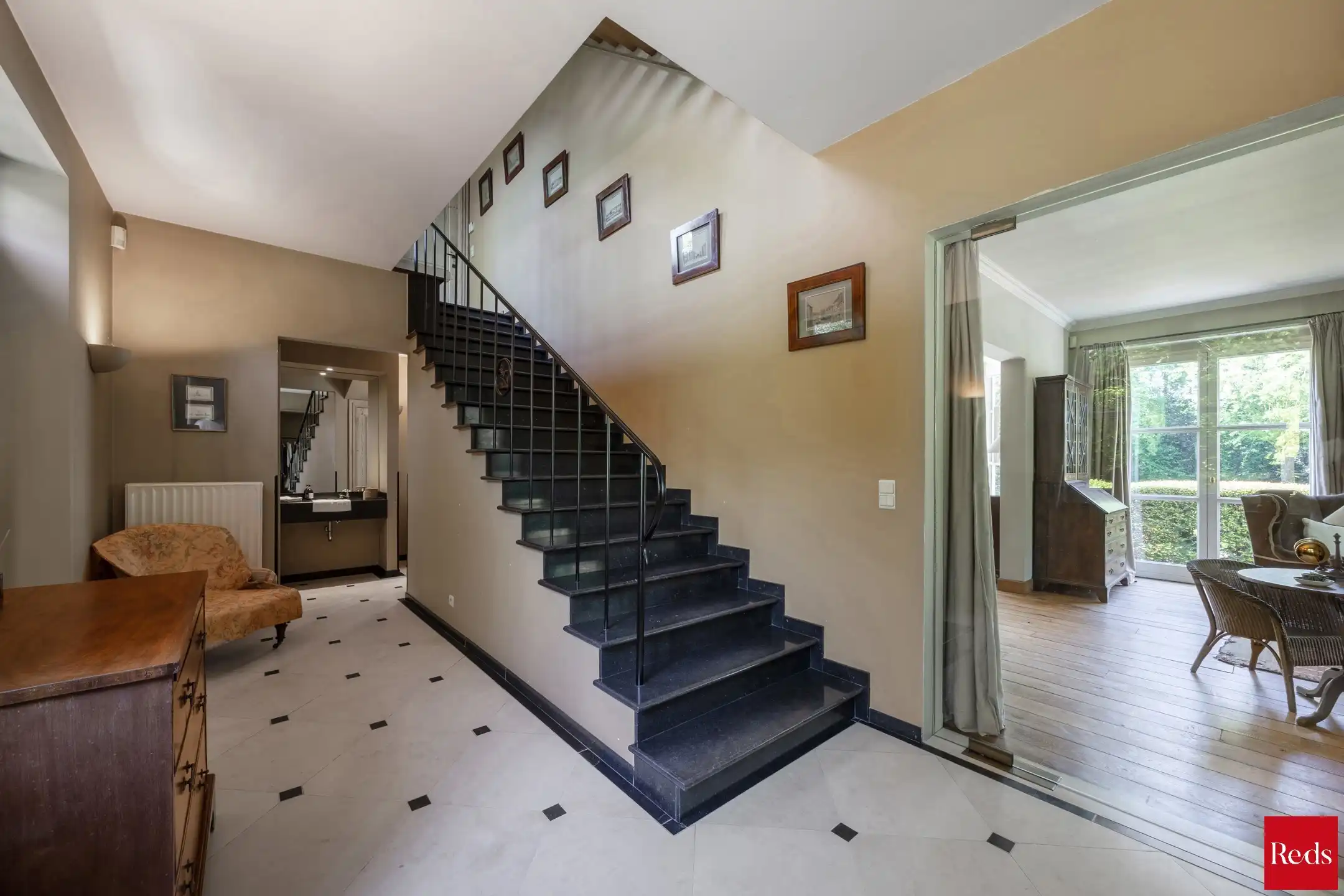 Statige luxevilla op royaal perceel van 3.877 m² met zwembad foto 9
