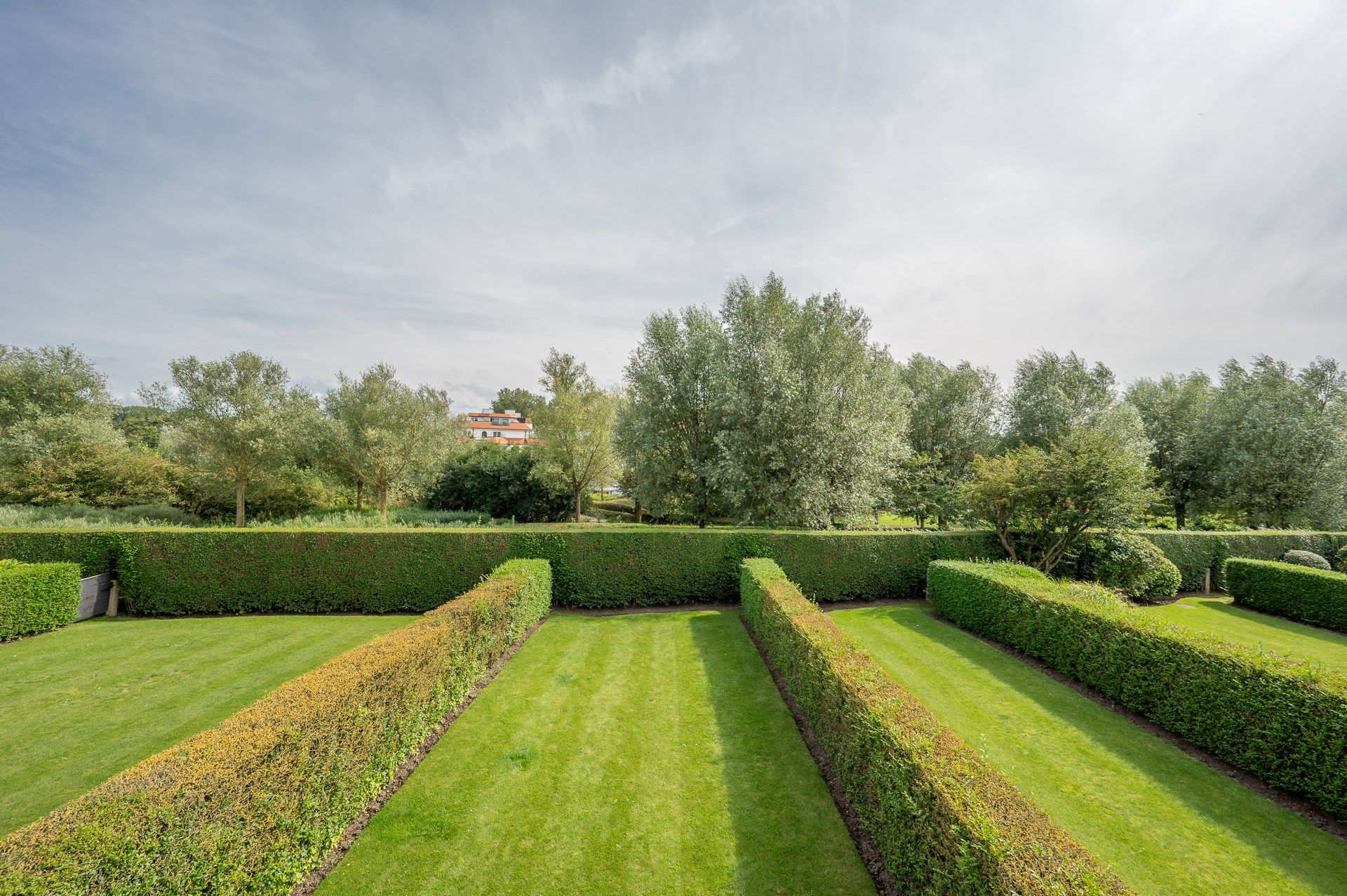 Stijlvol en tijdloos gerenoveerd appartement gelegen op een toplocatie in het Zoute. foto 8