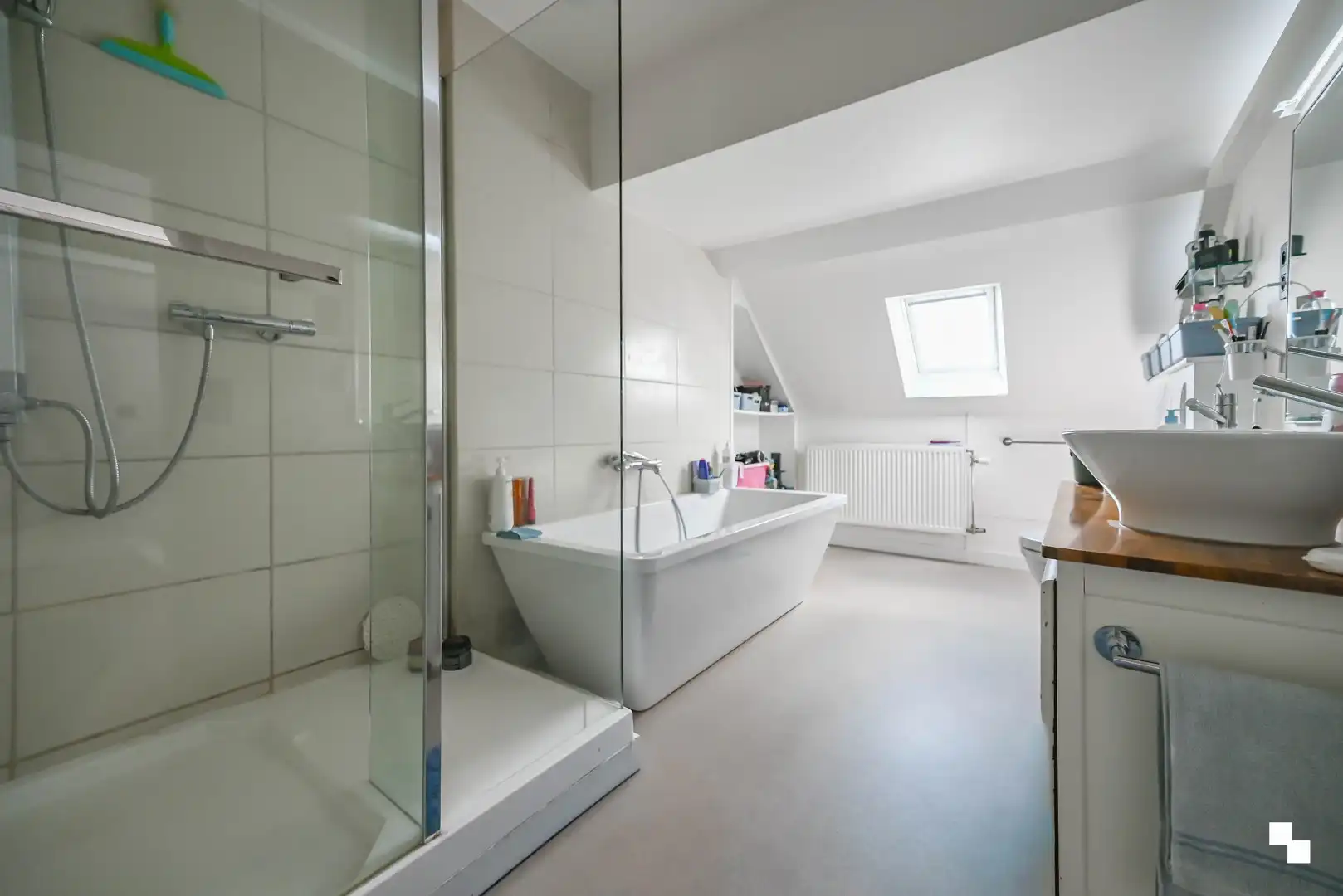 Ruime, volledig gerenoveerde woning met tuin nabij centrum Izegem foto 23