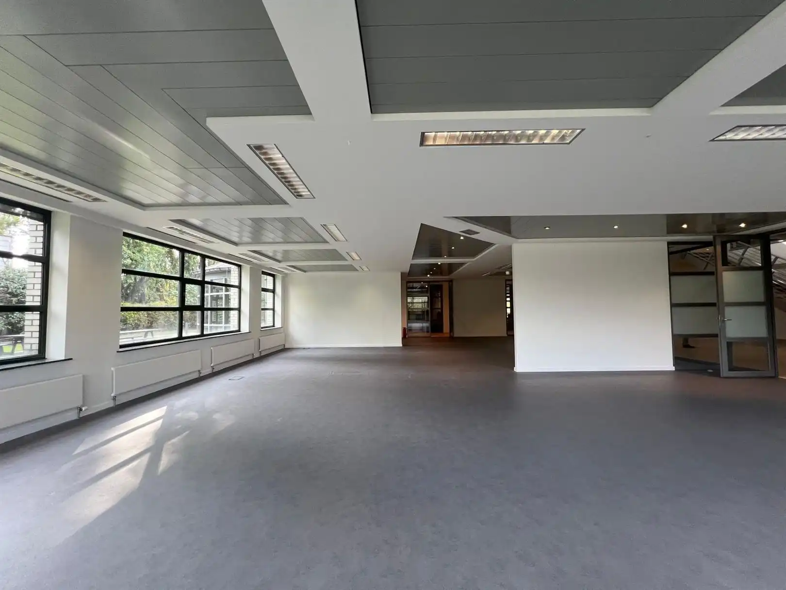 Instapklaar kantoor met gemeenschappelijke keuken en zicht op groen foto {{pictureIndex}}