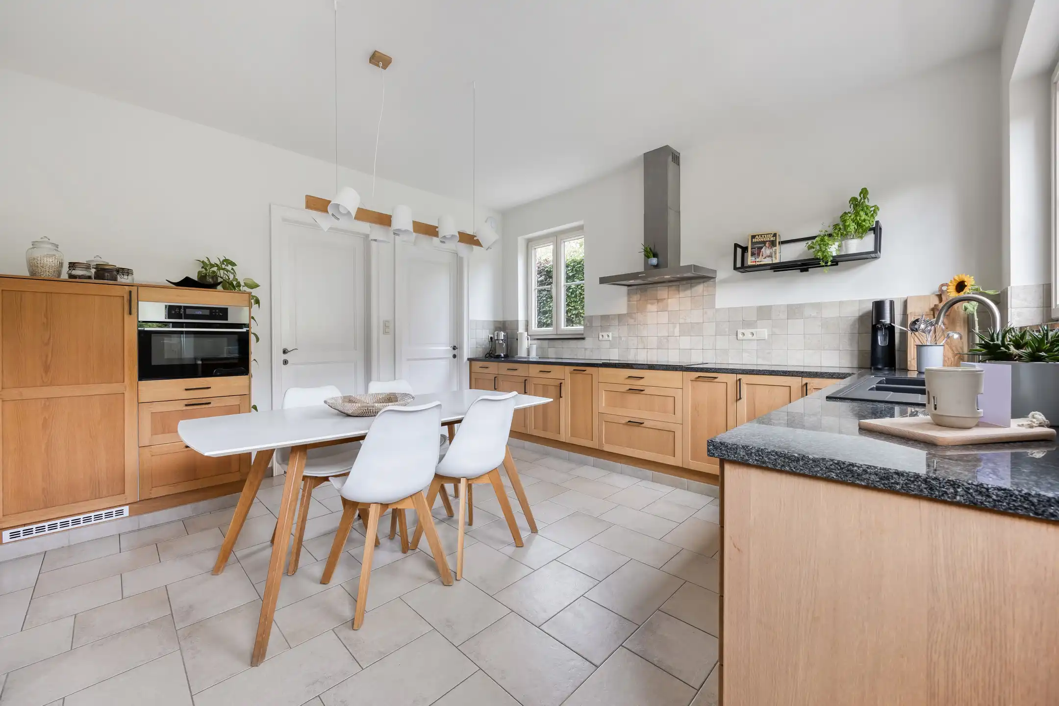 Rustig gelegen villa met prachtige tuin en zwemvijver foto 16