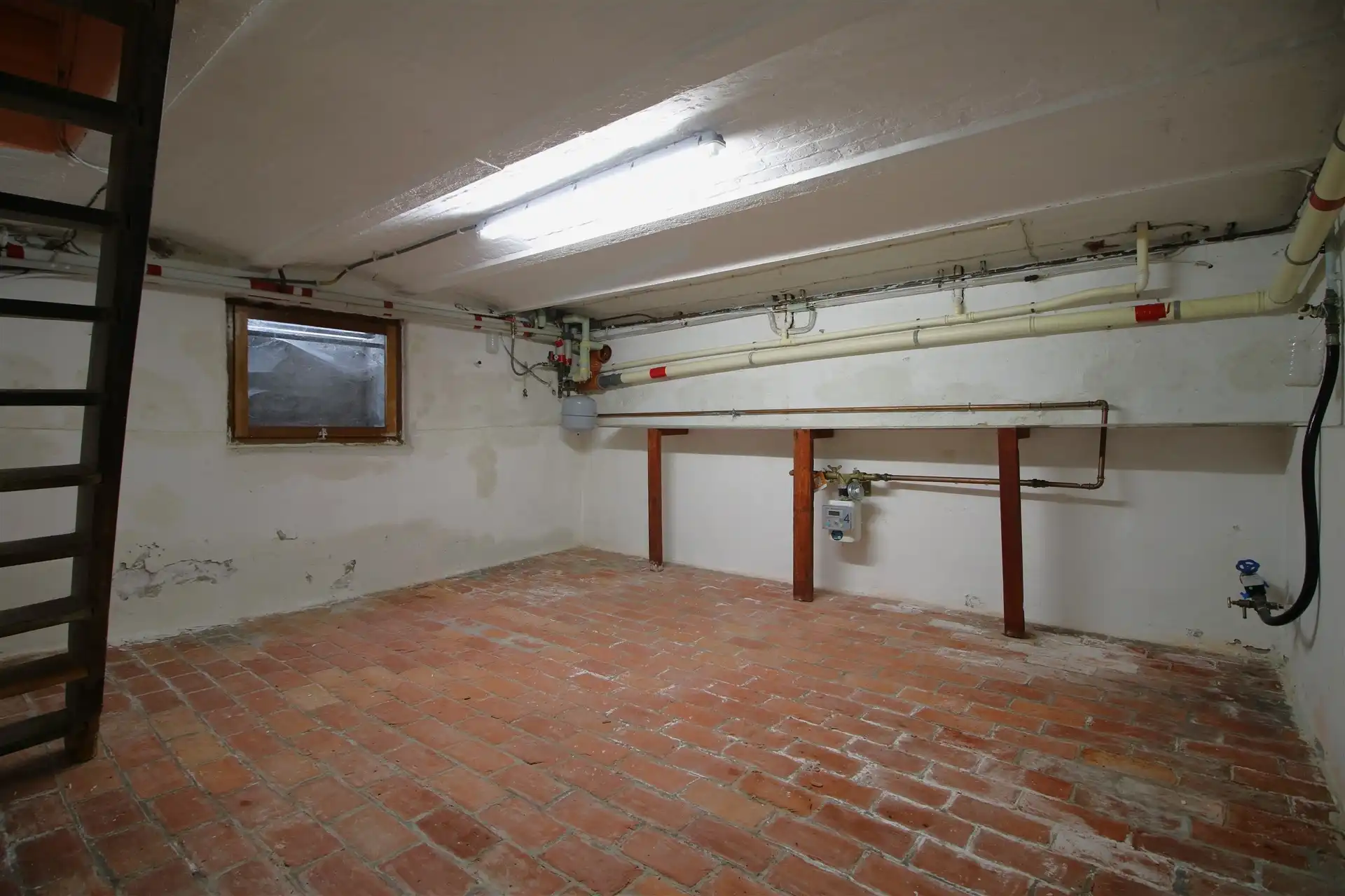 Te renoveren woning met tuin en garage foto 12