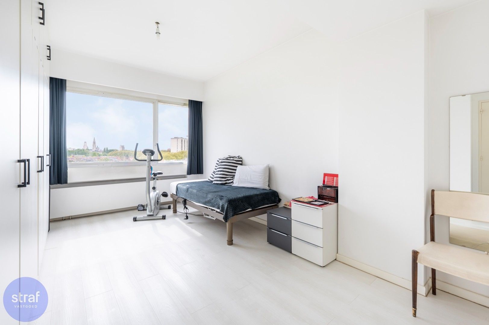 Ruim, lichtrijk appartement in de iconische Riverside Tower foto 6