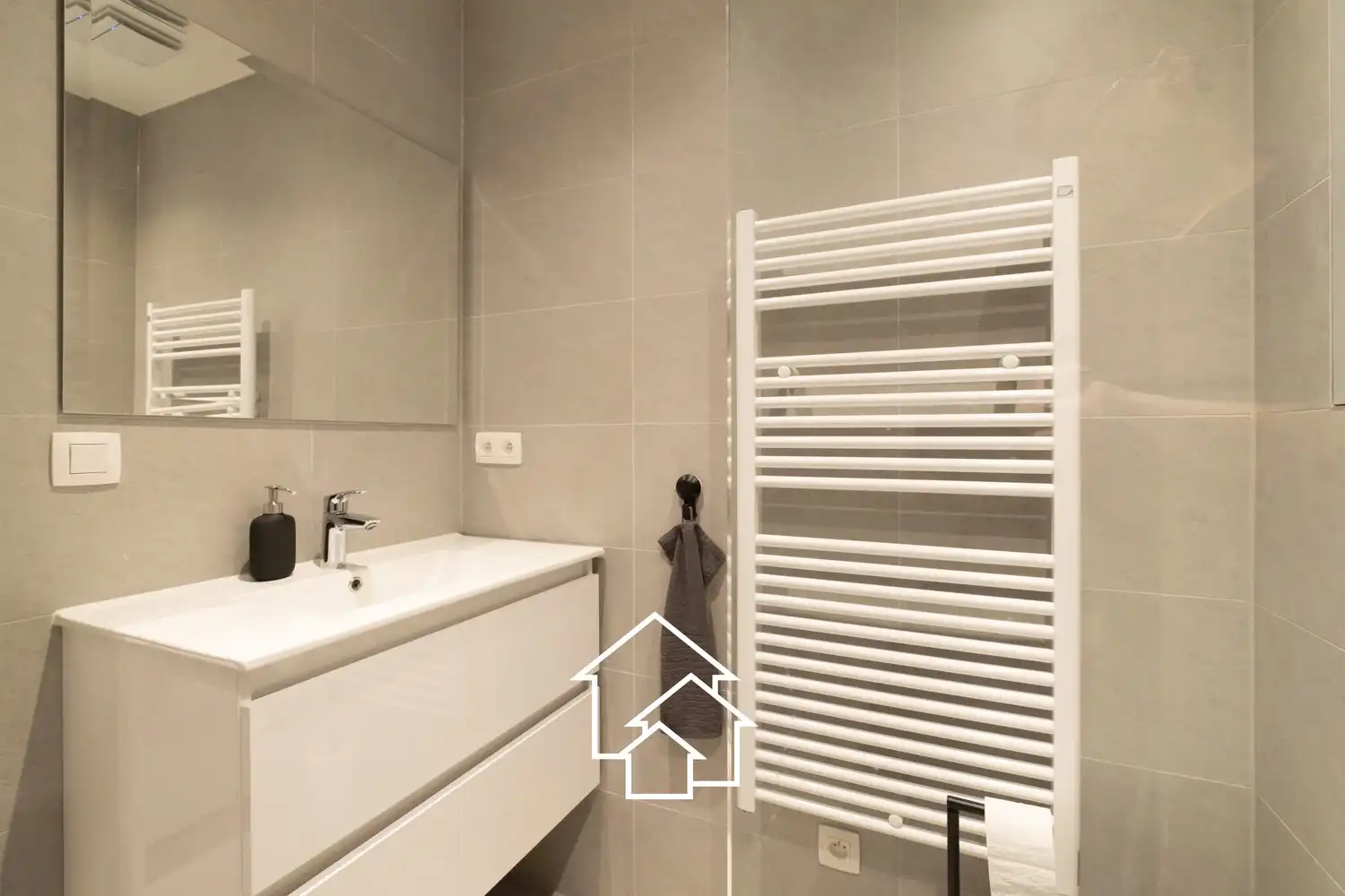 Gemeubileerd appartement met kleine binnenplaats in de wijk rond de vijvers van Ixelles. foto 21