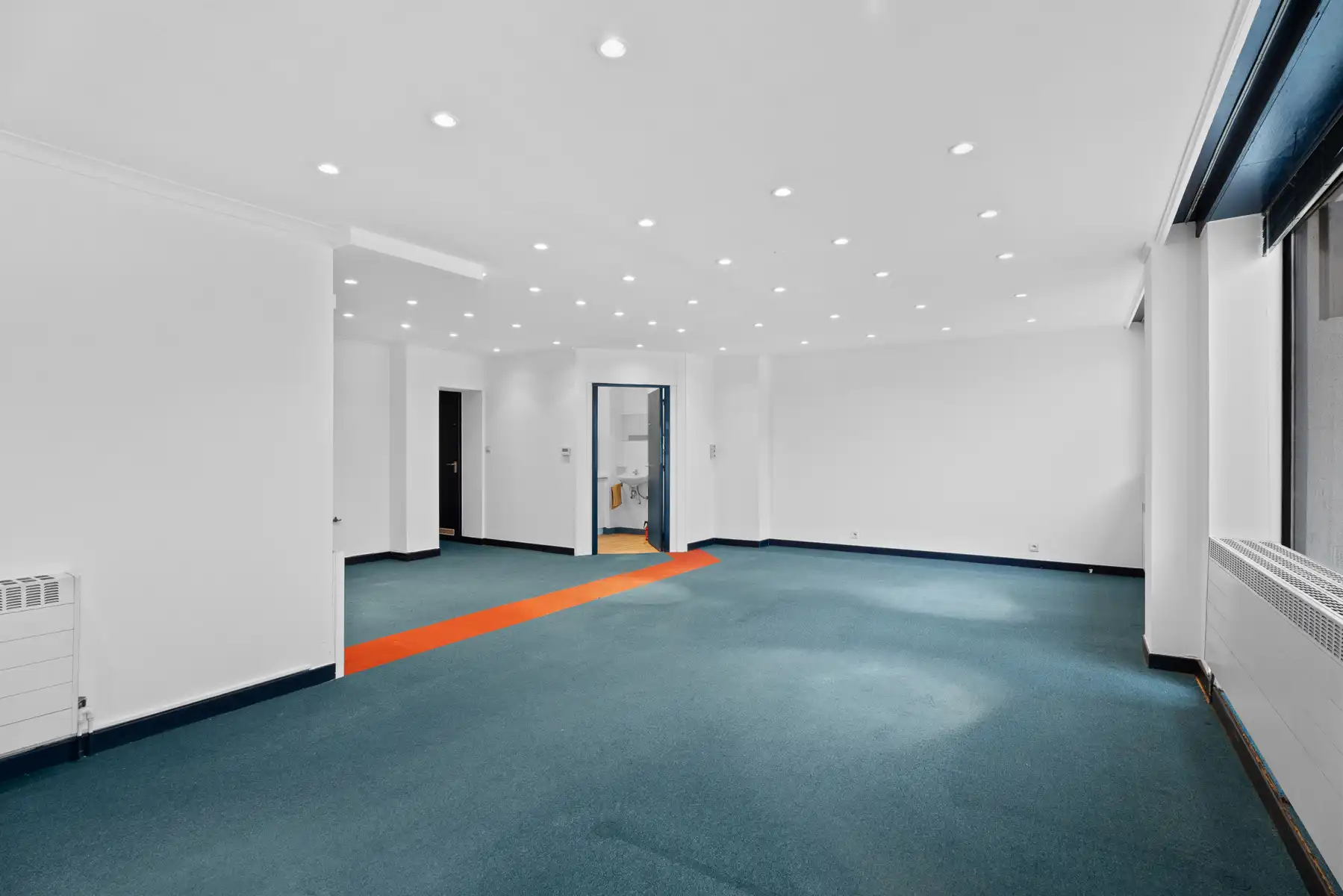 Praktische kantoorruimte op toplocatie in centrum Wetteren! foto {{pictureIndex}}