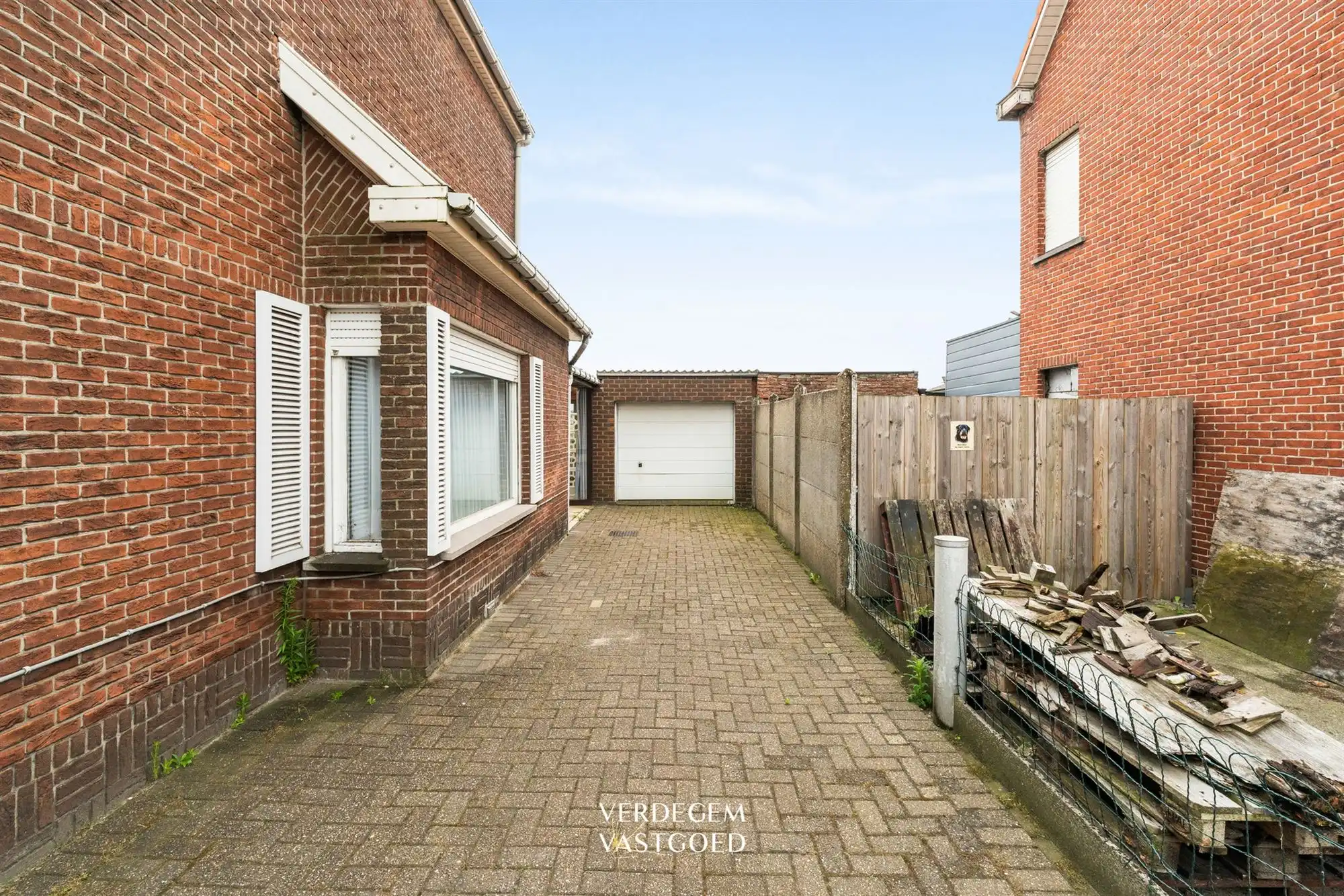 Te renoveren gezinswoning met garage, tuin en open zichten foto 14