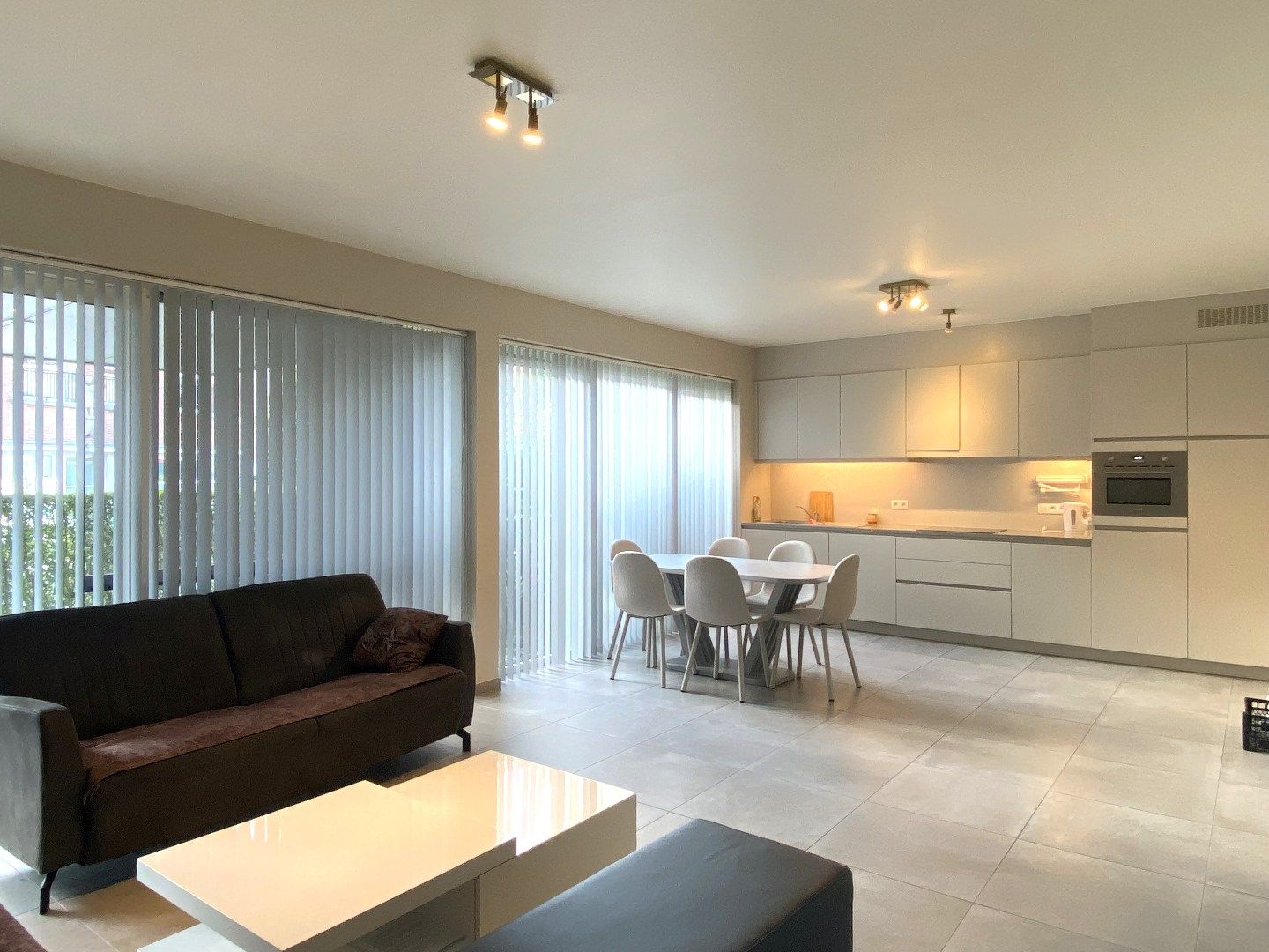 GELIJKVLOERS APPARTEMENT MET TERRAS EN GARAGE foto 2