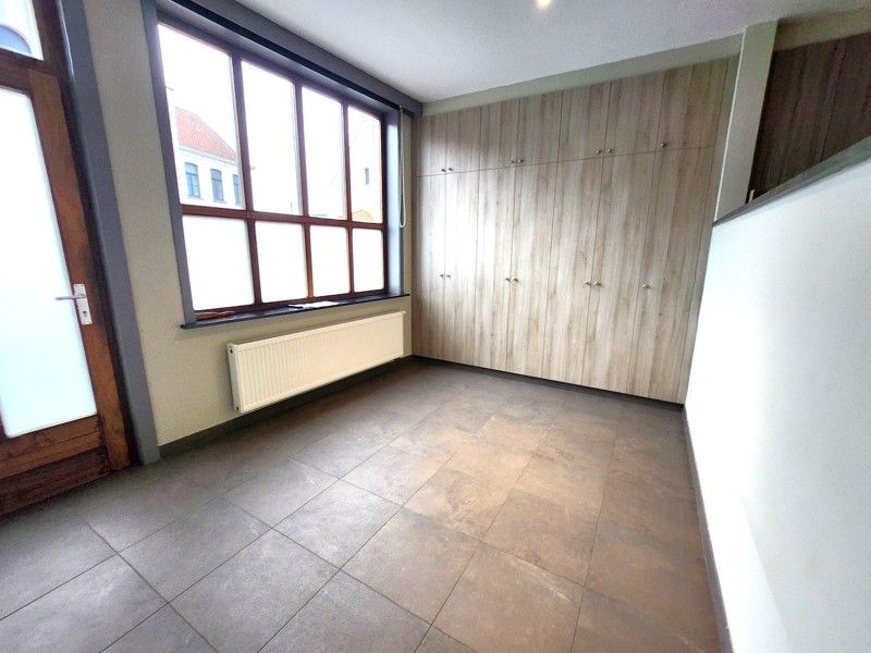 Verrassend ruime, gezellige woning met 3 slaapkamers in het centrum van Sint-Baafs-Vijve te huur! foto 2