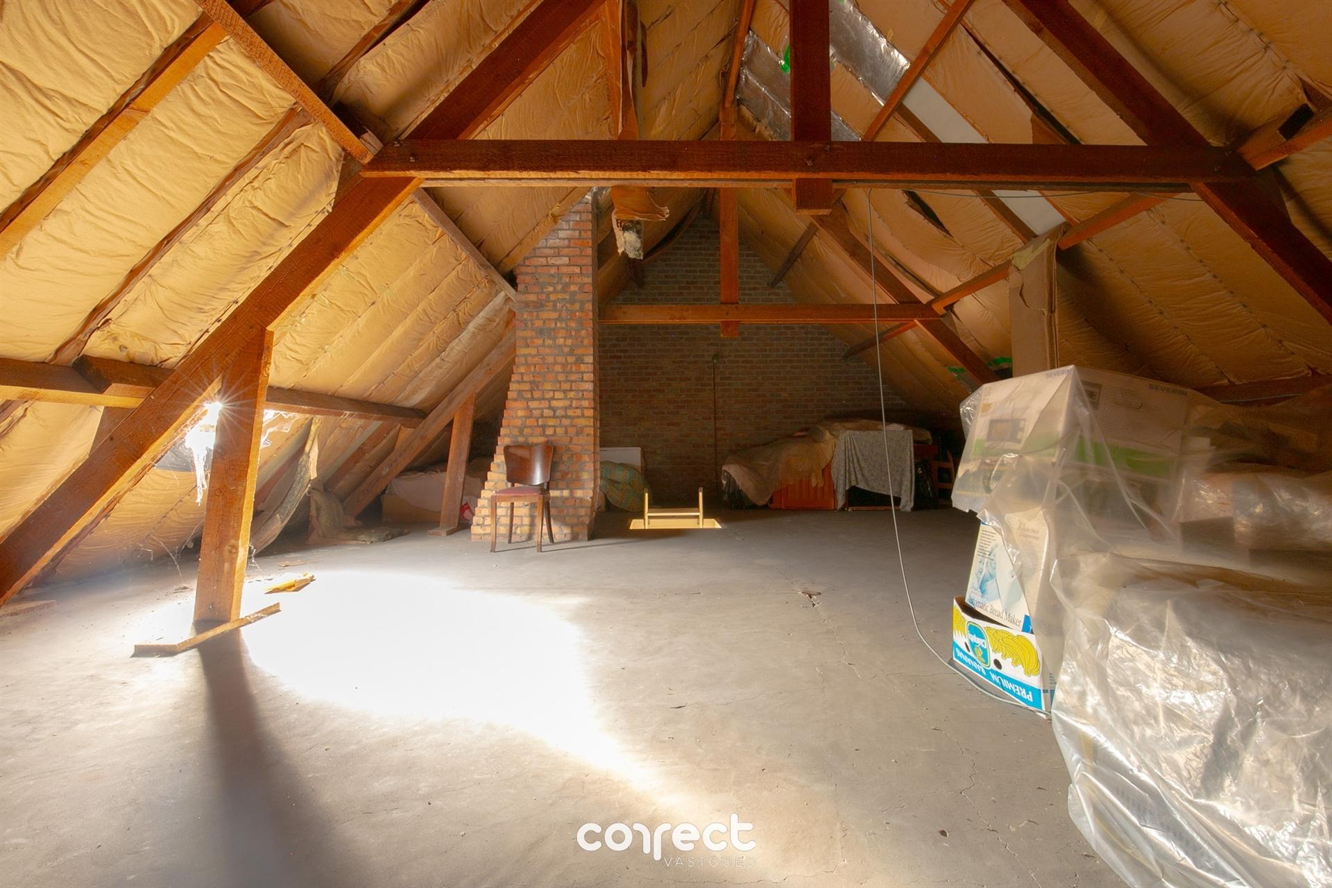 Goed onderhouden halfopen bebouwing met 4 slaapkamers, dubbele garage en tuin, vlakbij het centrum. foto 14