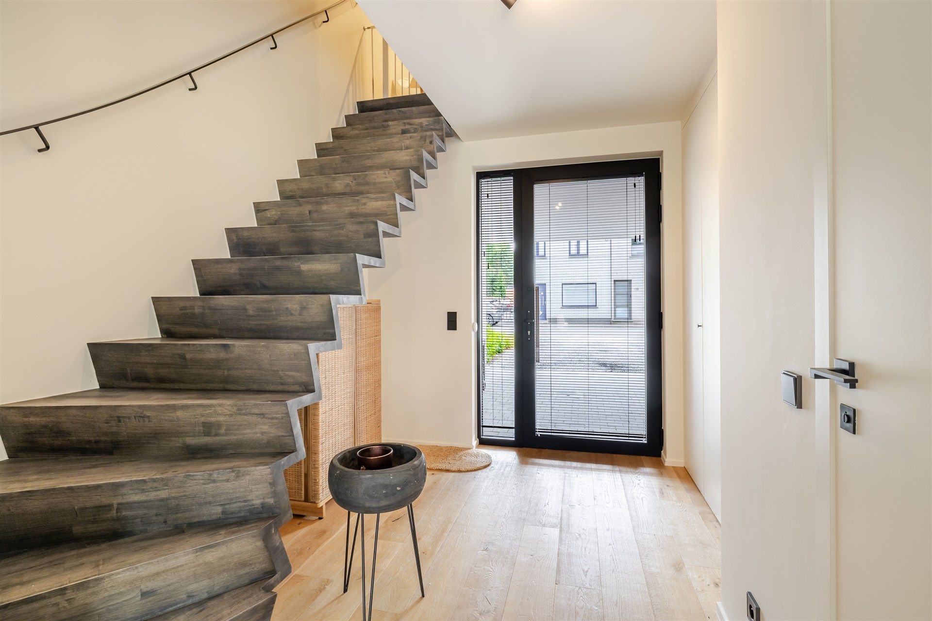 Subliem afgewerkte woning met tuin op topligging foto 2