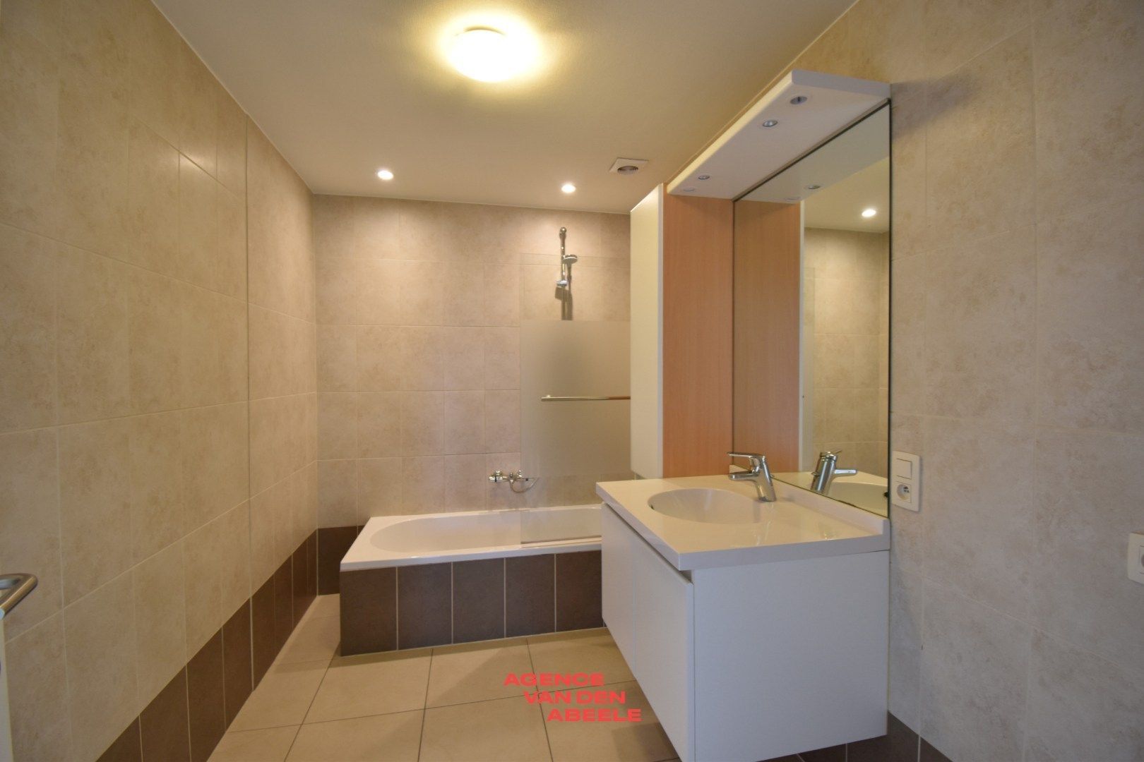 Opbrengsteigendom met 6 appartementen en 7 garages  foto 9