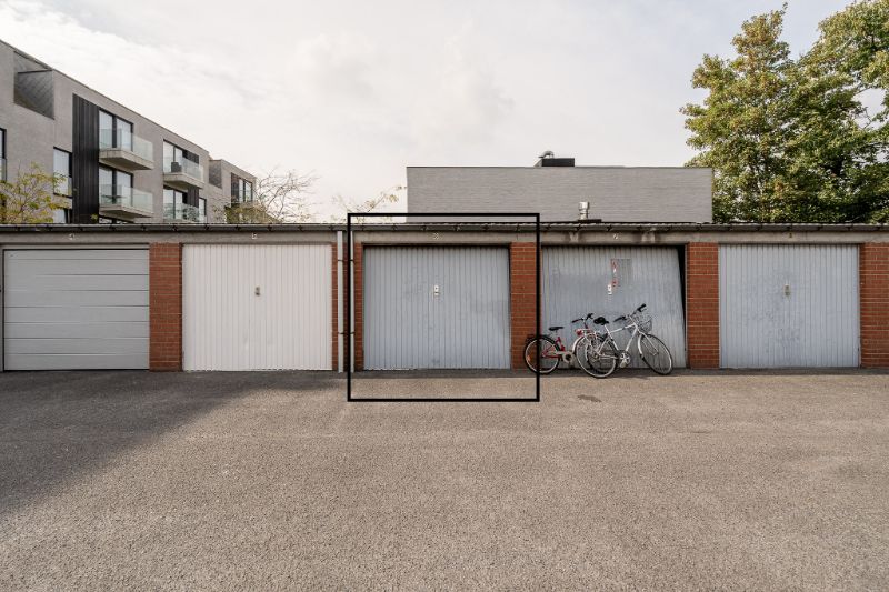 Op te knappen appartement met 3 slpks en afgesloten garage. foto 19