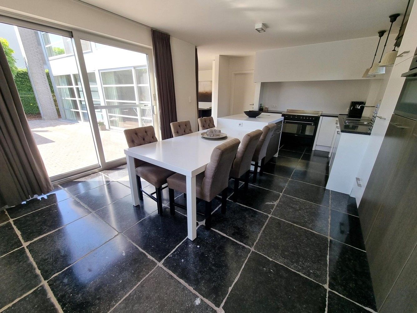 Prachtige villa woning, rustig gelegen met zonnige, diepe tuin voorzien van zwembad en poolhouse. foto 9