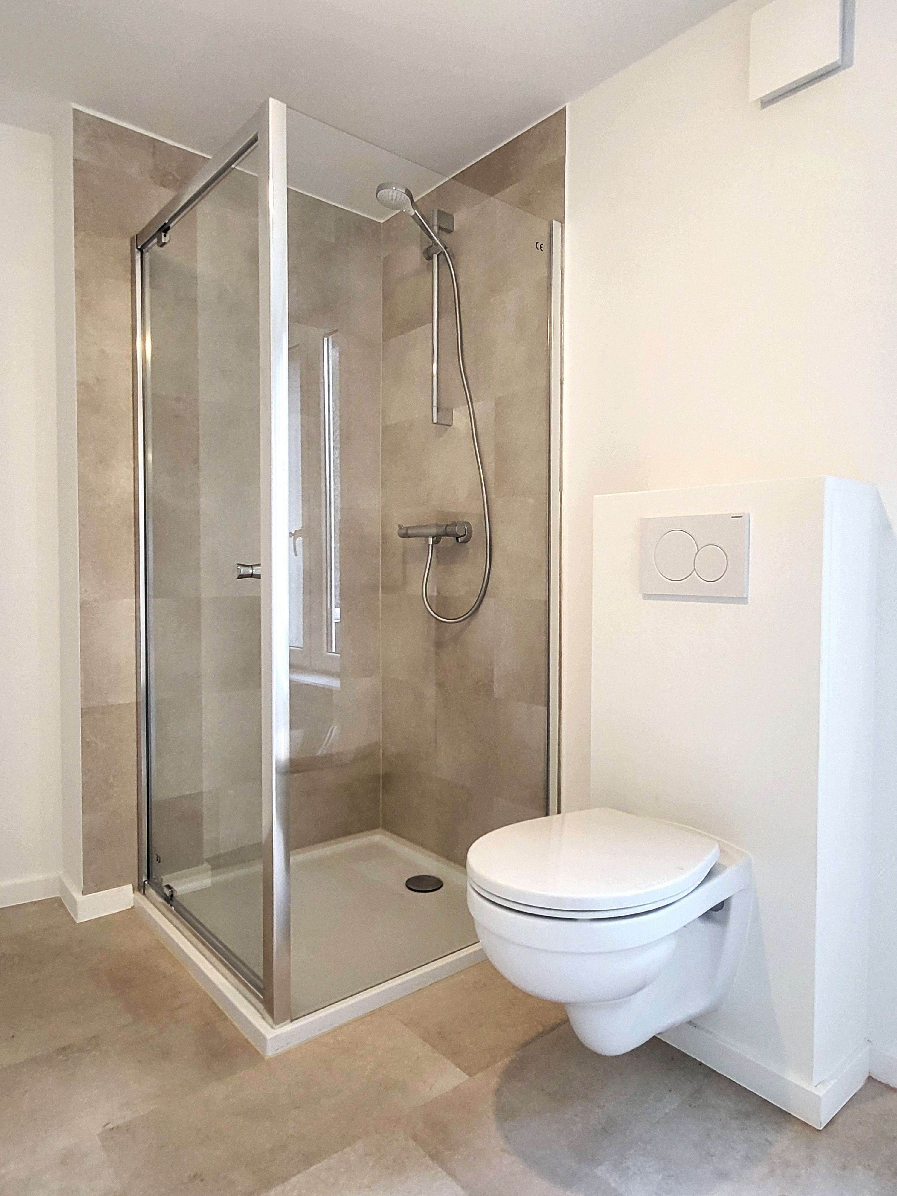 Deze volledig gerenoveerde woning (2025) biedt modern wooncomfort op een centrale ligging in het centrum, met winkels, scholen en openbaar vervoer op wandelafstand.  foto 21