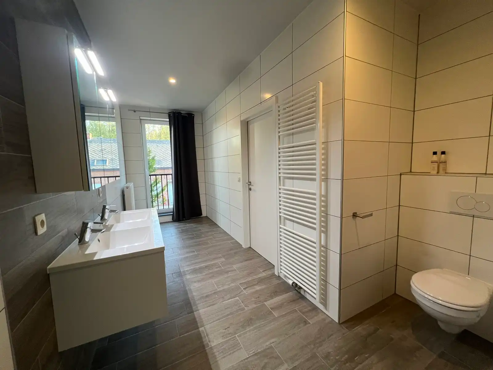 Ruim app met 2 slaapkamers, terras en 2 autostaanplaatsen foto 13