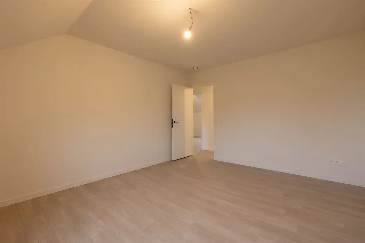Instapklare nieuwbouwwoning op ruim perceel met 3 slk foto 20