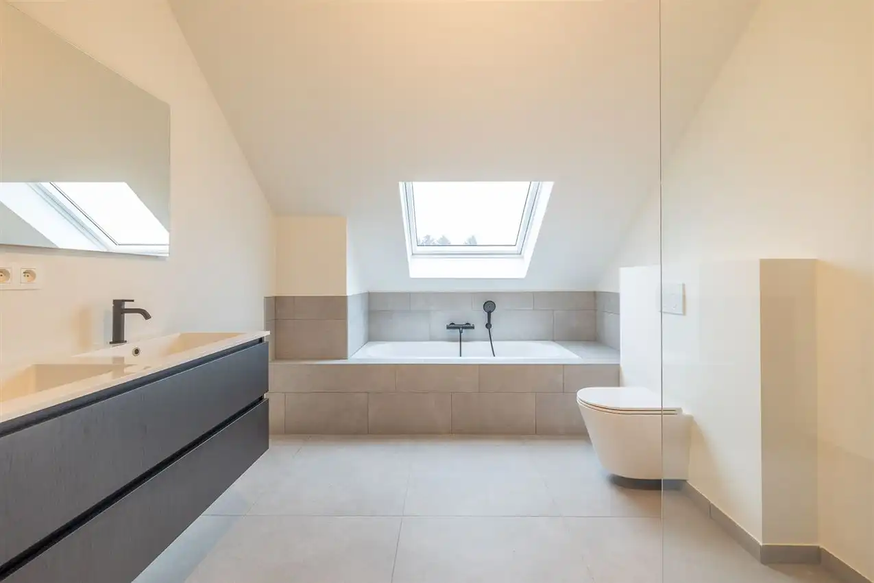 Instapklare nieuwbouwwoning op ruim perceel met 3 slk foto 20