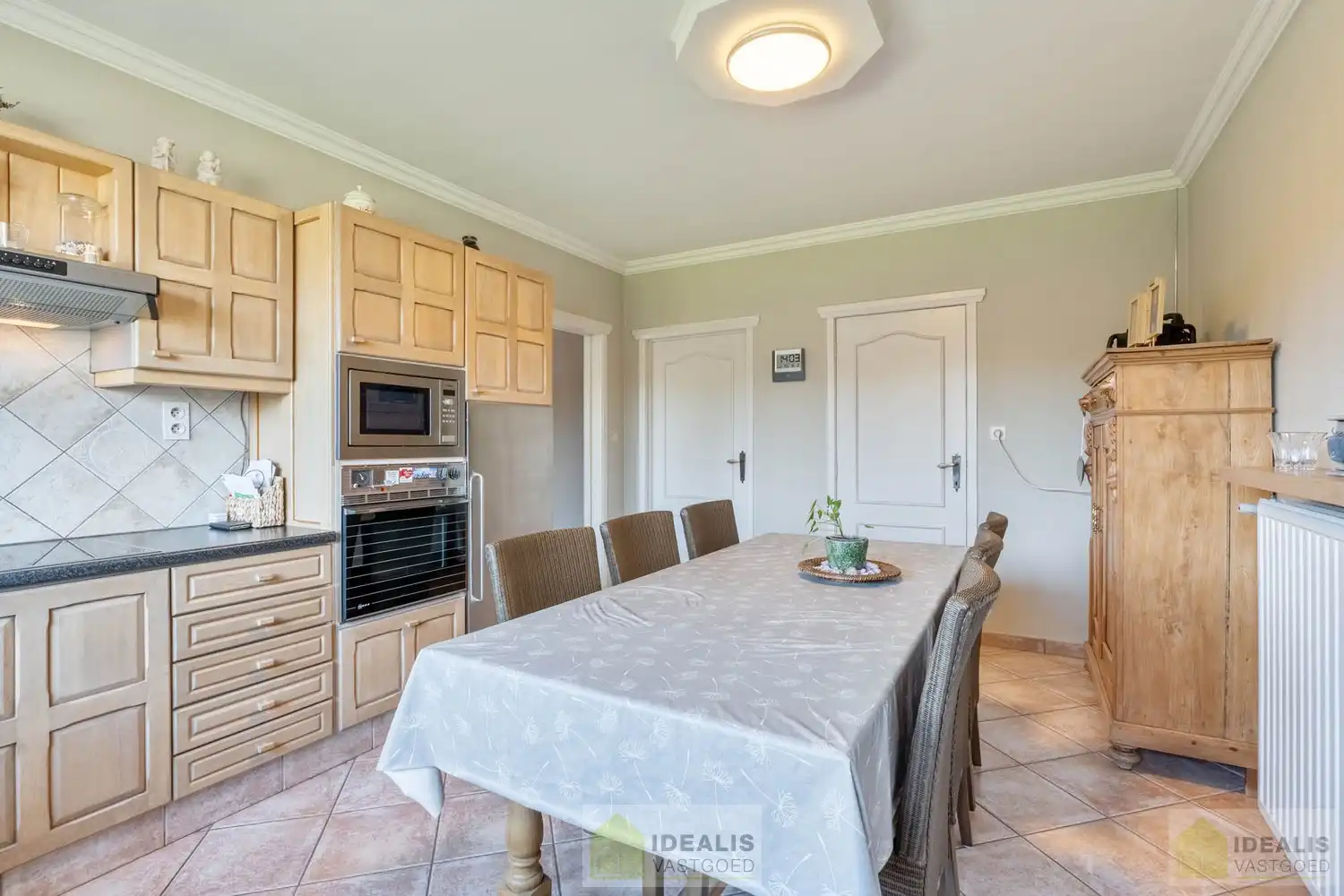 IDEALIS VASTGOED – PERFECT ONDERHOUDEN EN INSTAPKLARE GEZINSWONING MET 4 SLAAPKAMERS, 2 BADKAMERS EN EEN MOOIE WOONOPPERVLAKTE VAN +- 185M² OP EEN AANGENAAM EN RUSTIG GELEGEN PERCEEL VAN 6A 80CA OP GEGEERDE LOCATIE IN ACHEL! foto 10