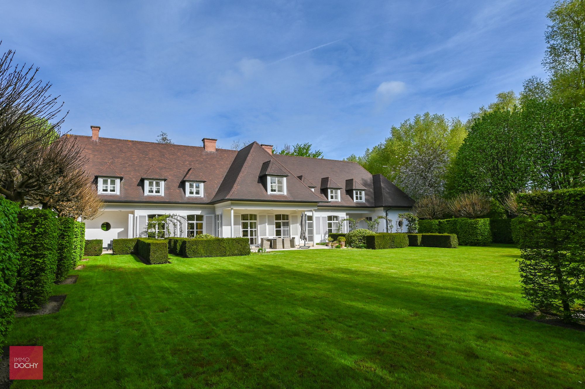 Zeer goed onderhouden ruime villa op ca. 4.000m² foto {{pictureIndex}}