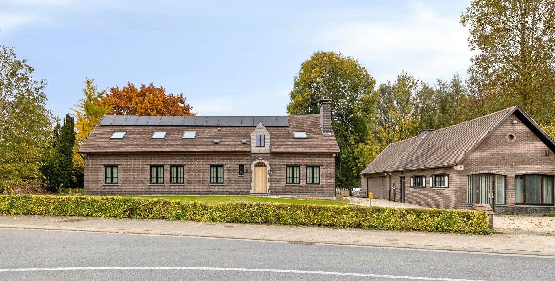 Luxueuze woning met riante tuin te Sint-Lievens-Houtem foto {{pictureIndex}}