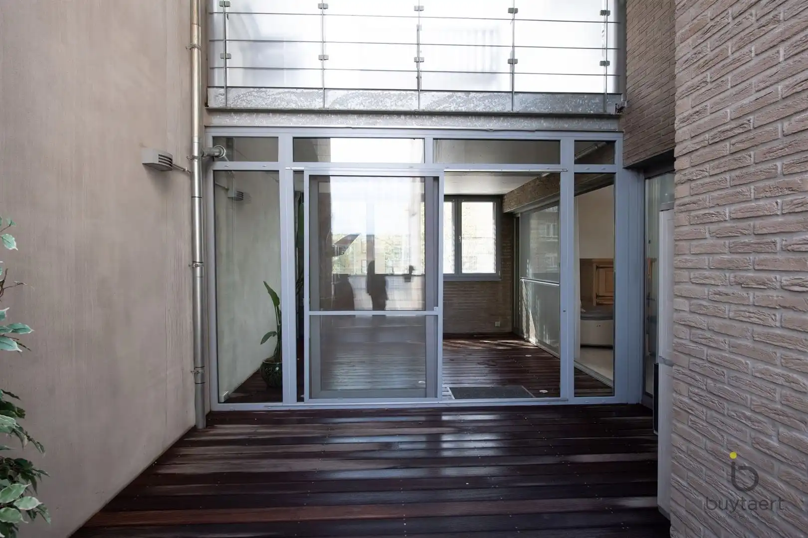 Ruim appartement met vooraan en achteraan terrassen en parking op een pleintje. foto 10