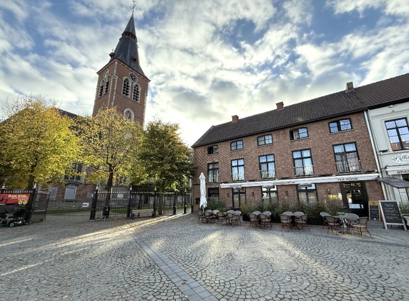 Karaktervolle opbrengsteigendom met 5 appartementen op toplocatie – Markt foto {{pictureIndex}}