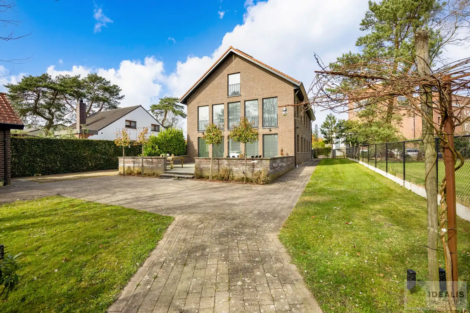 STATIG, STRAK EN UITERST RUIM COMPLEX MET HOOGSTAANDE AFWERKING EN OOG VOOR DETAIL. MOMENTEEL VOORZIEN VAN 3 SLAAPKAMERS, RIANTE LEEFRUIMTES ÉN UNIEKE LANDSCAPE KANTOORRUIMTES OP RESIDENTIËLE DOCH GUNSTIGE LOCATIE!! Dit exclusieve complex omvat maar liefst +-400m² netto bewoonbare oppervlakte! Kenmerkend aan dit statige pand is de unieke voorgevel die bezet is met keramische kunst van Pieter Stockmans. Gelegen op een residentiële locatie in een rustige woonstraat doch op enkele minuten van het centrum van Genk! foto 55