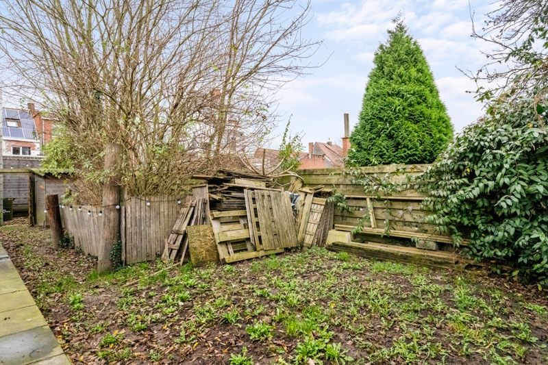 Roeselare-stadsrand. Zeer grote vernieuwde tussenwoning met 4 slaapkamers en tuin. Maar liefst  195m2 woonplezier / dubbel groot. Centraal gelegen. foto 10