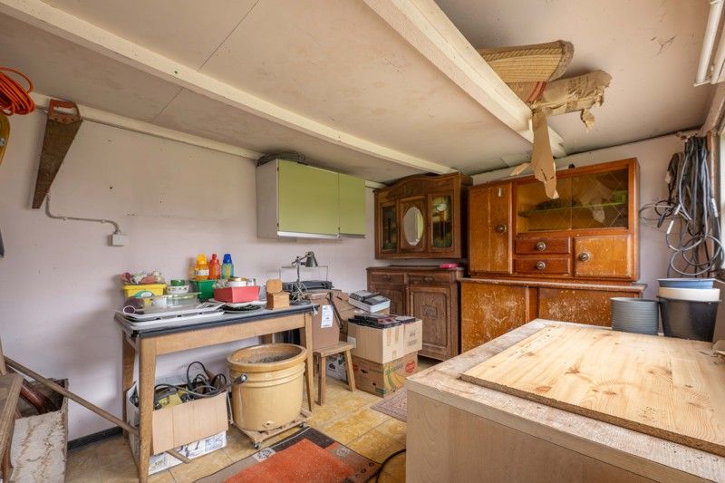 Te renoveren, rustige gelegen halfopen woning met 3 slaapkamers, garage en tuin te koop in Sint-Baafs-Vijve! foto 23