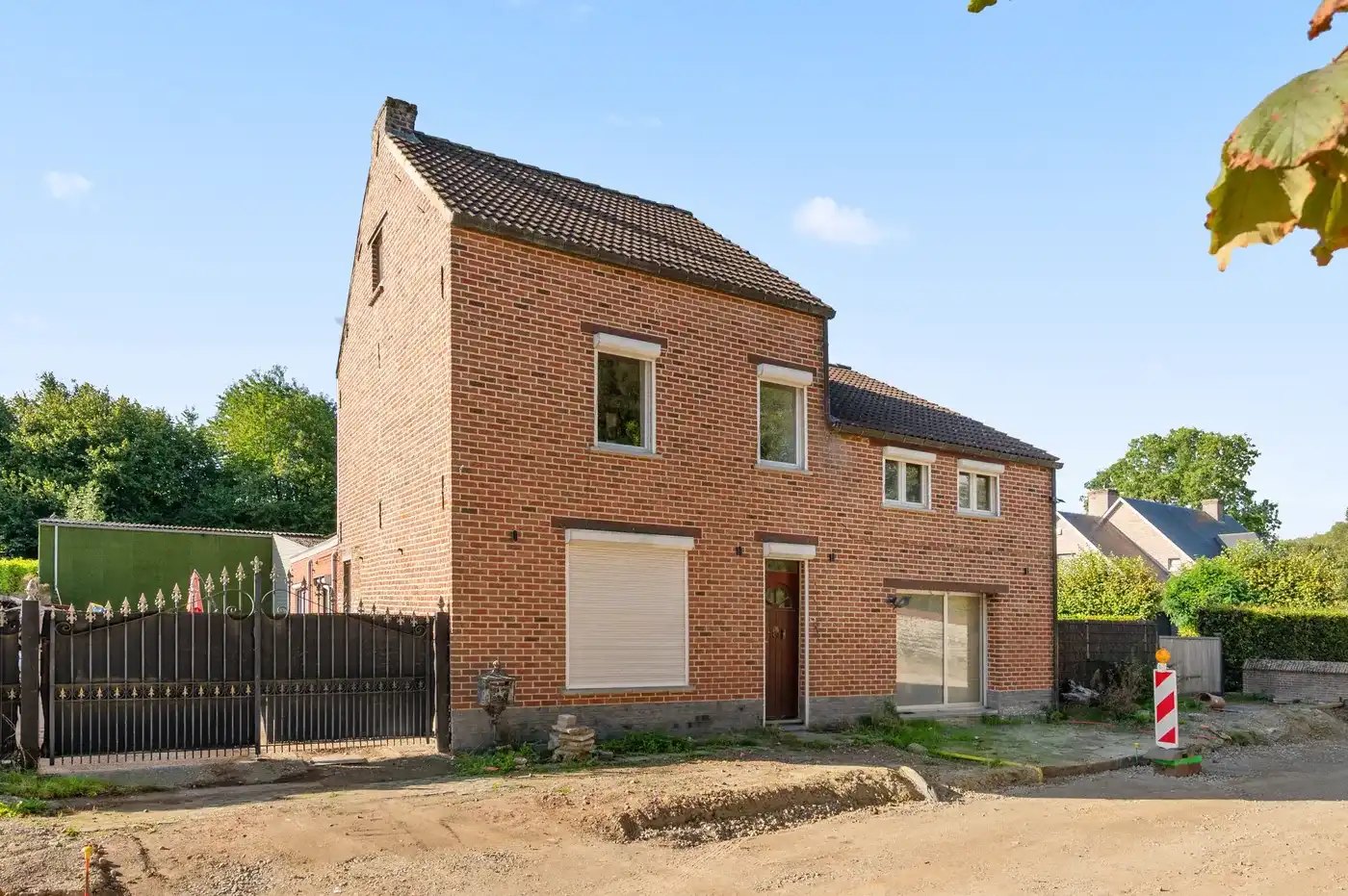 Verder te renoveren woning met grote hangar met 3 slpks foto 4