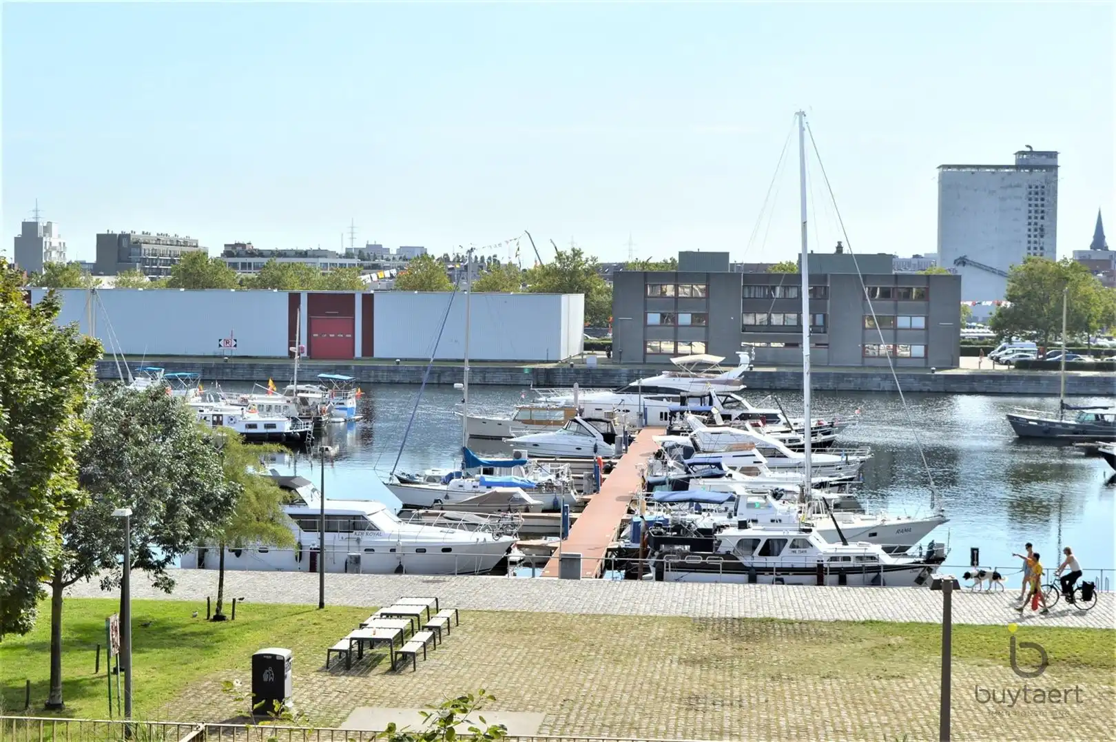 Frontaal waterzicht vanuit dit lumineuze recente appartement met terras! foto 16