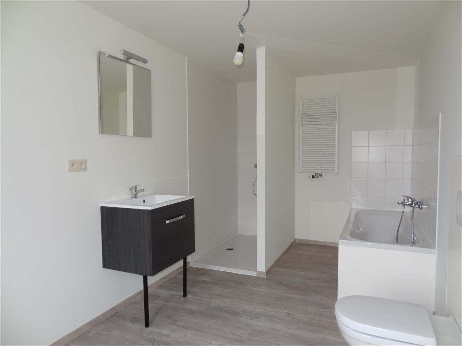 Gerenoveerde woning met 2 slaapkamers, garage en tuin. foto 13