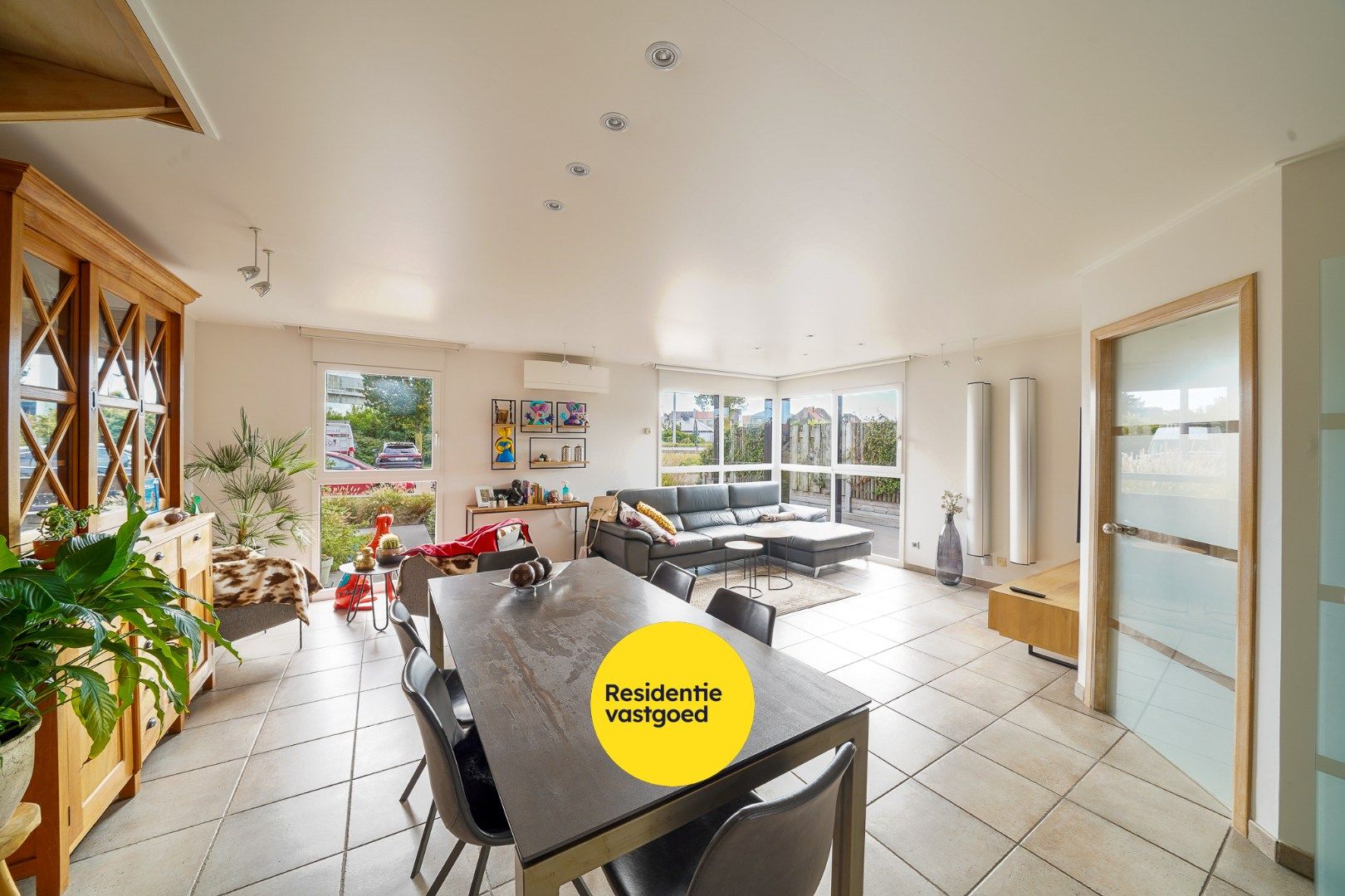 Instapklare halfopen woning met zonnige tuin, aparte garage en tuinhuis foto 3