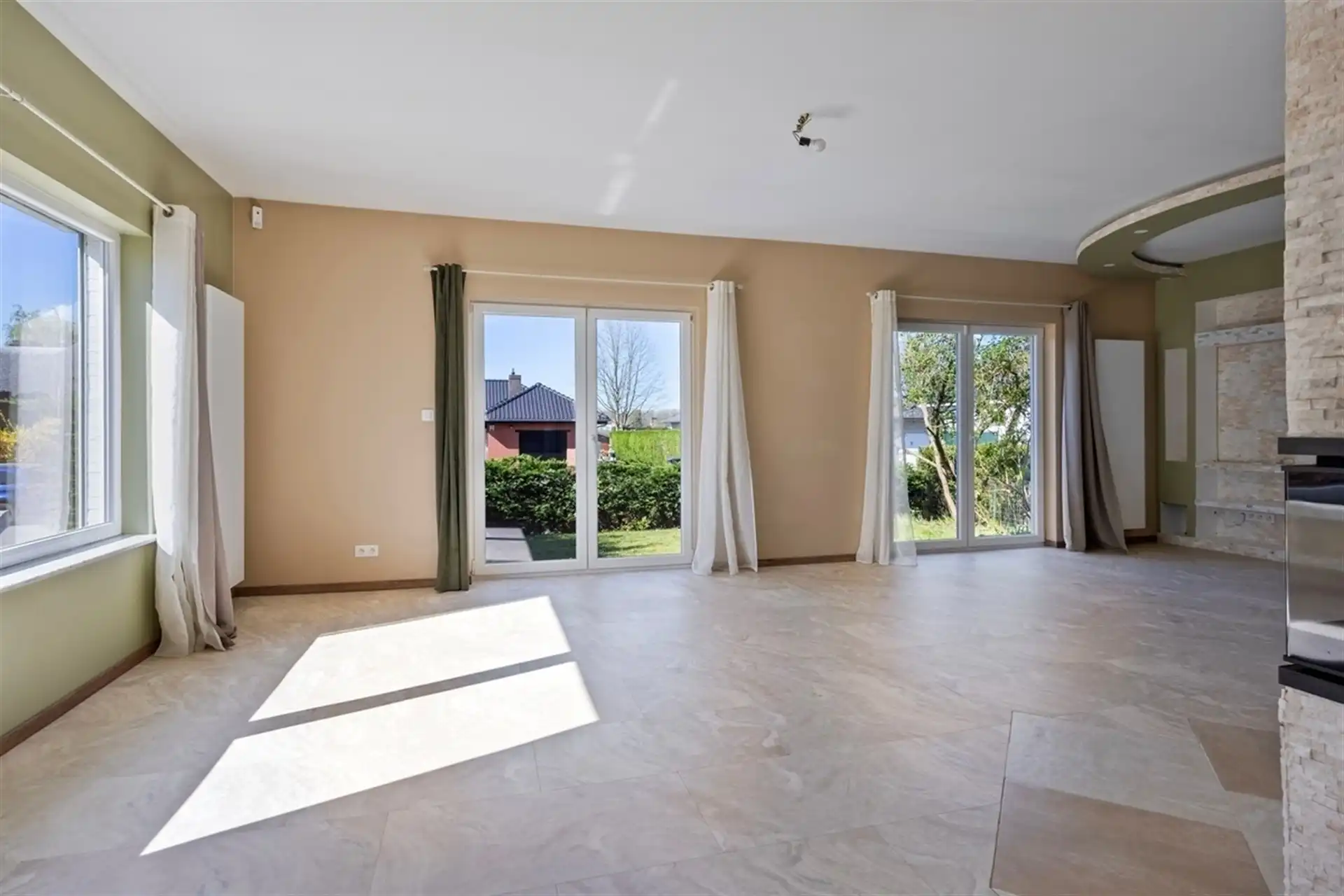 Ruime gerenoveerde villa met 4 slaapkmaers in residentiele wijk foto 6