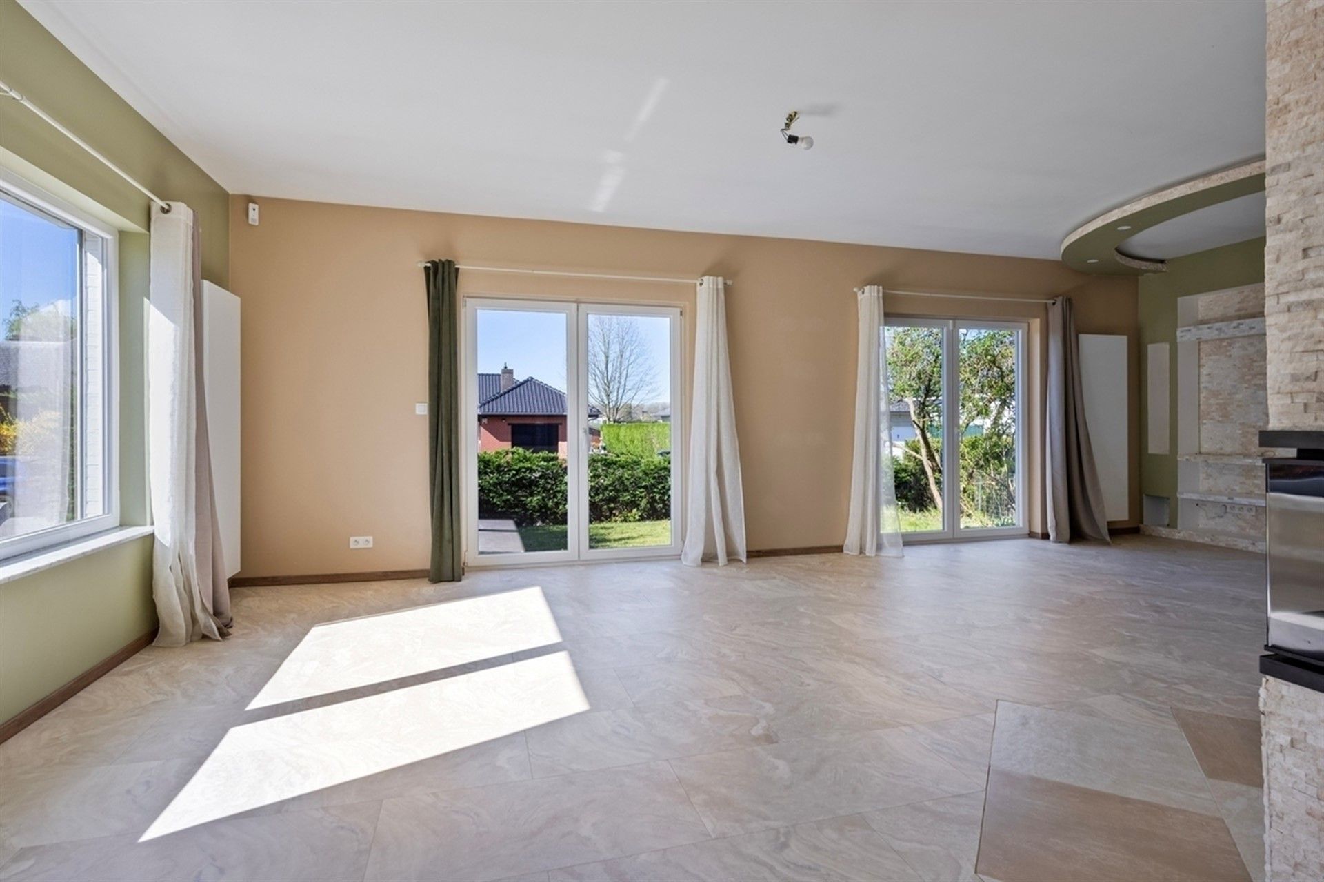 Ruime gerenoveerde villa met 4 slaapkmaers in residentiele wijk foto 6