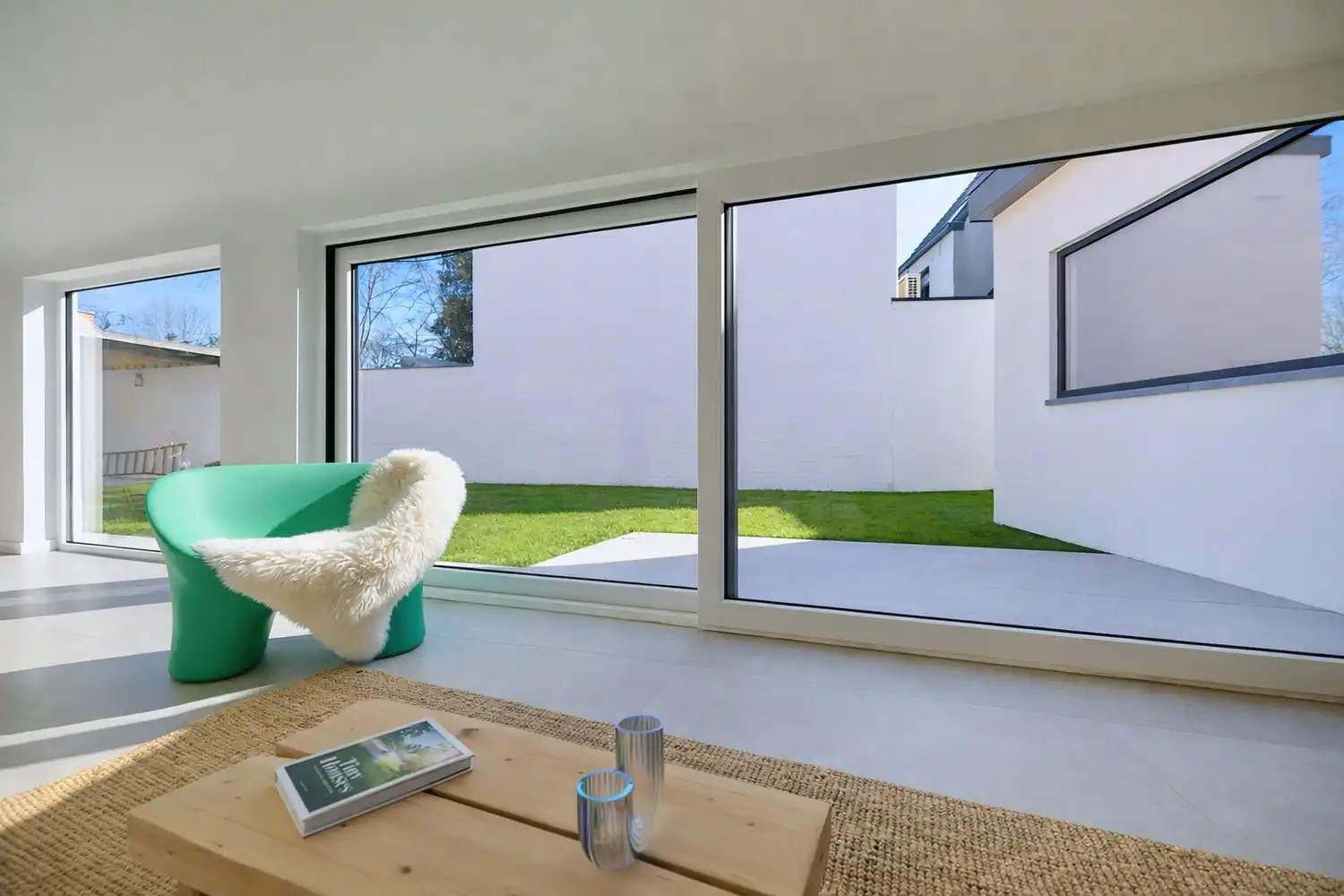 Gerenoveerde halfopen woning met 3 slaapkamers, bureau, parking en tuin in Sint-Denijs-Westrem foto {{pictureIndex}}