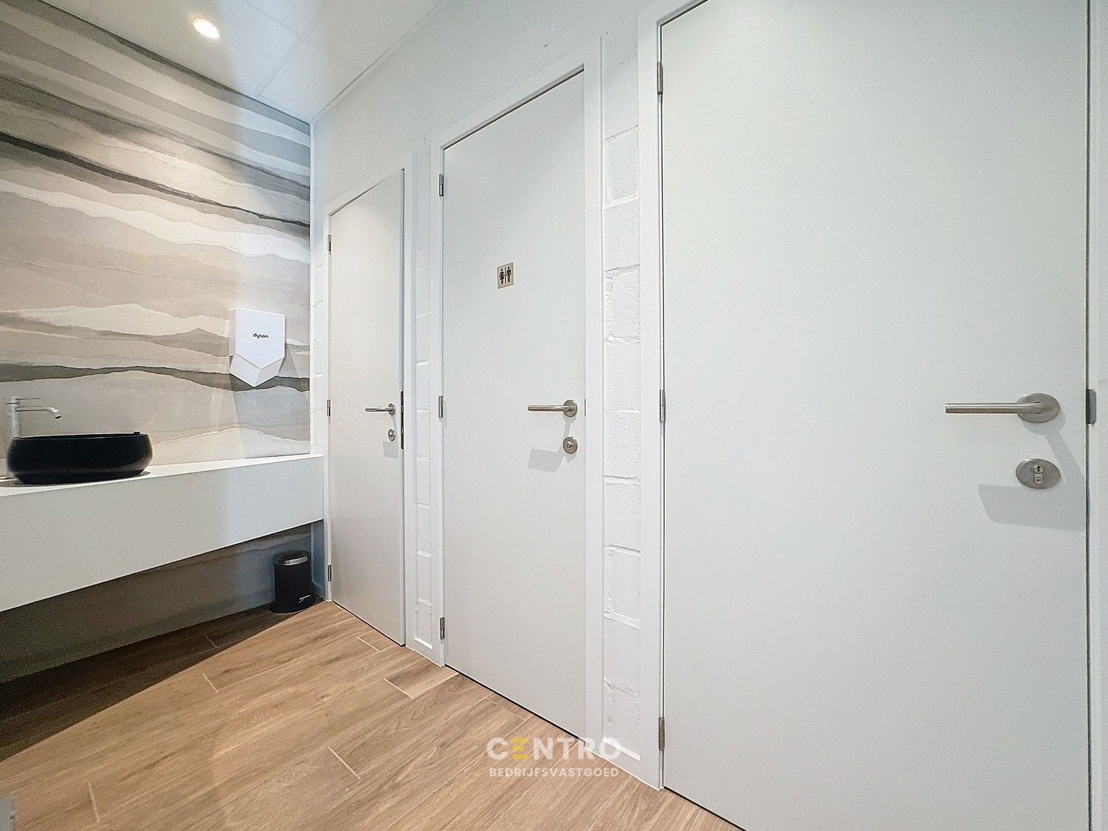 Splinternieuwe (° 2023) PLUG & PLAY kantoorruimte (20m²) met alle randaccommodatie te Oostende (naast de afrit "Zandvoorde". foto 14