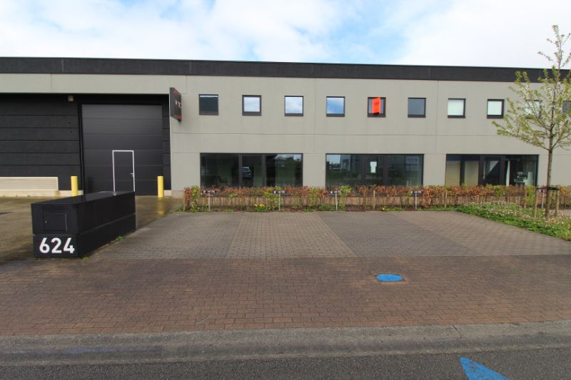Bedrijfsgebouw op strategische ligging te huur in Roeselare(Beveren) foto 2
