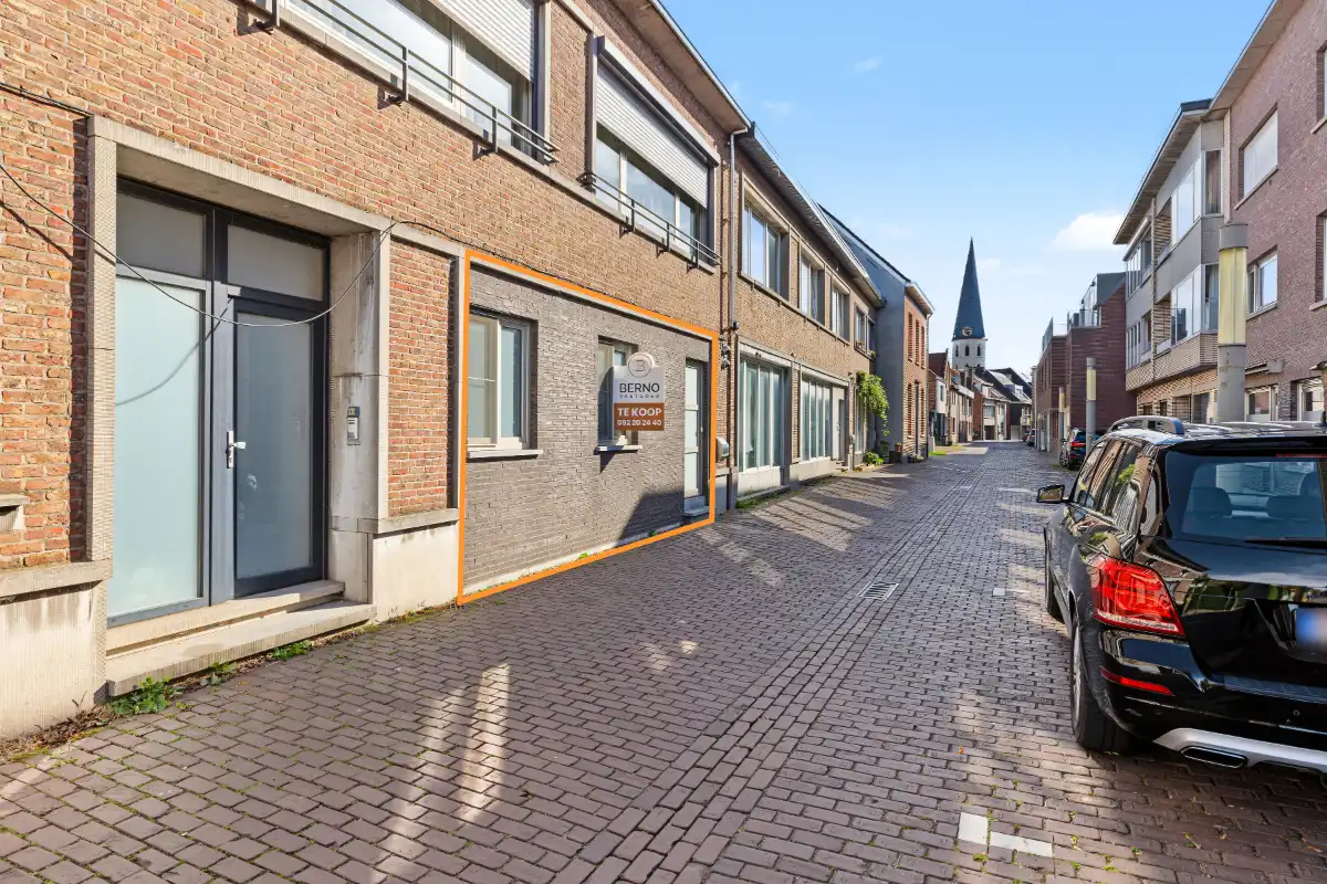 Volledig gerenoveerd gelijkvloers appartement met privatief terras in het hart van Kruibeke foto {{pictureIndex}}