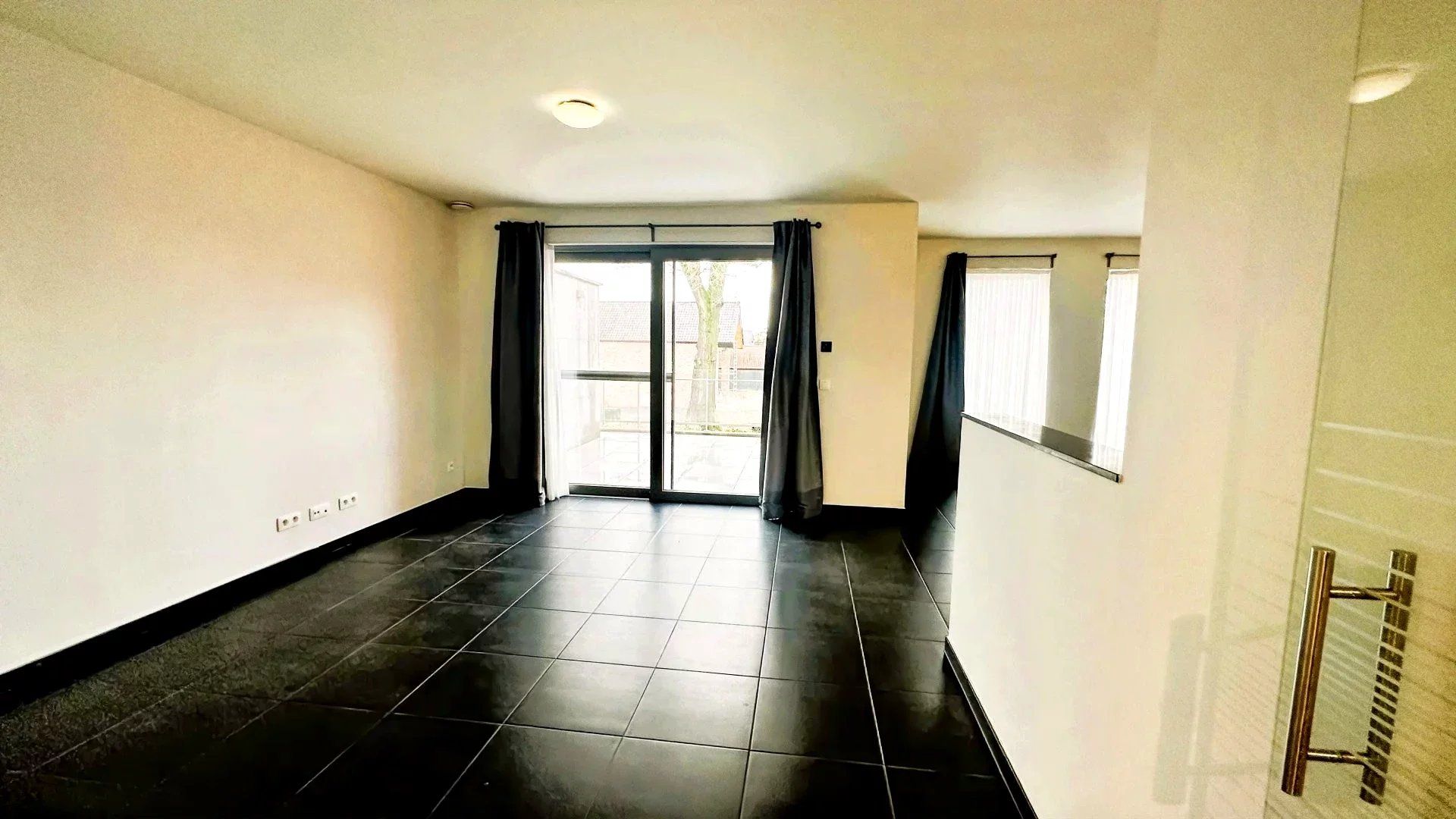 Zeer ruim instapklaar appartement met open uitzicht – 2 slpk – groot terras – garagebox + berging foto 8