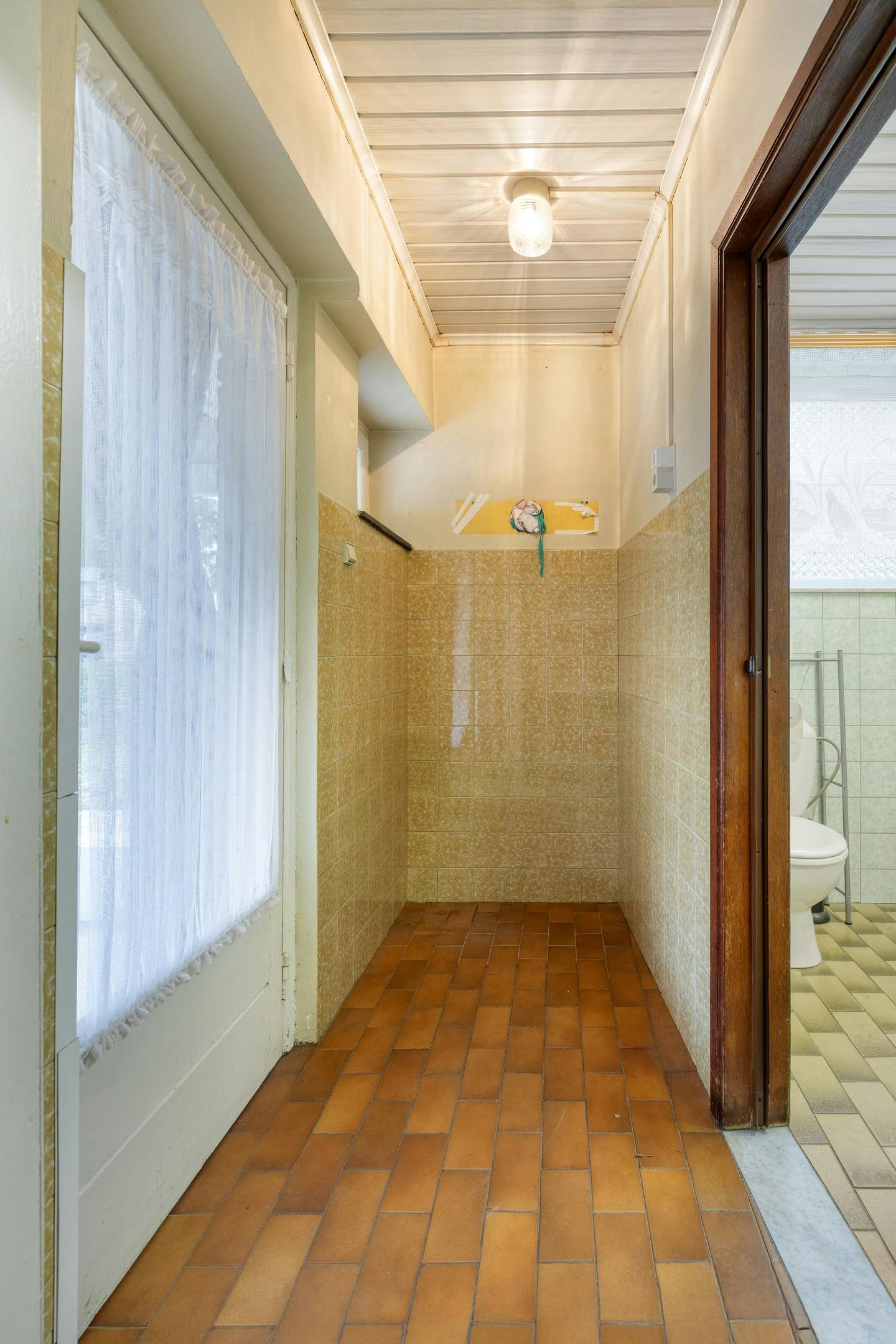 Te renoveren woning met zonnige tuin in Genk foto 9