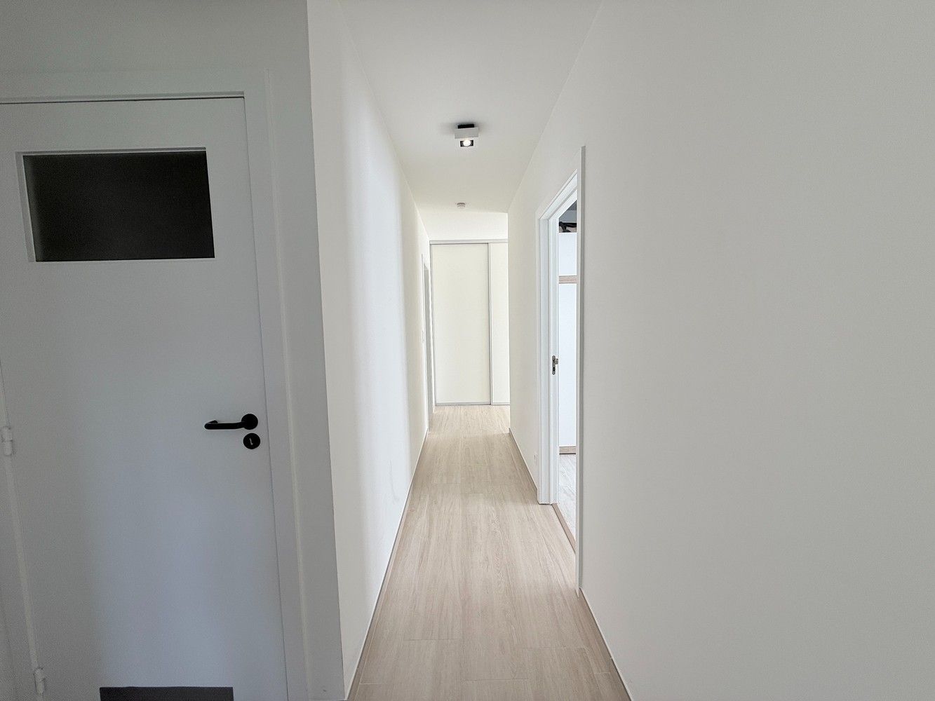 Instapklare woning met 3 slaapkamers en een gezellige tuin op toplocatie in Hoeselt te huur! foto 14