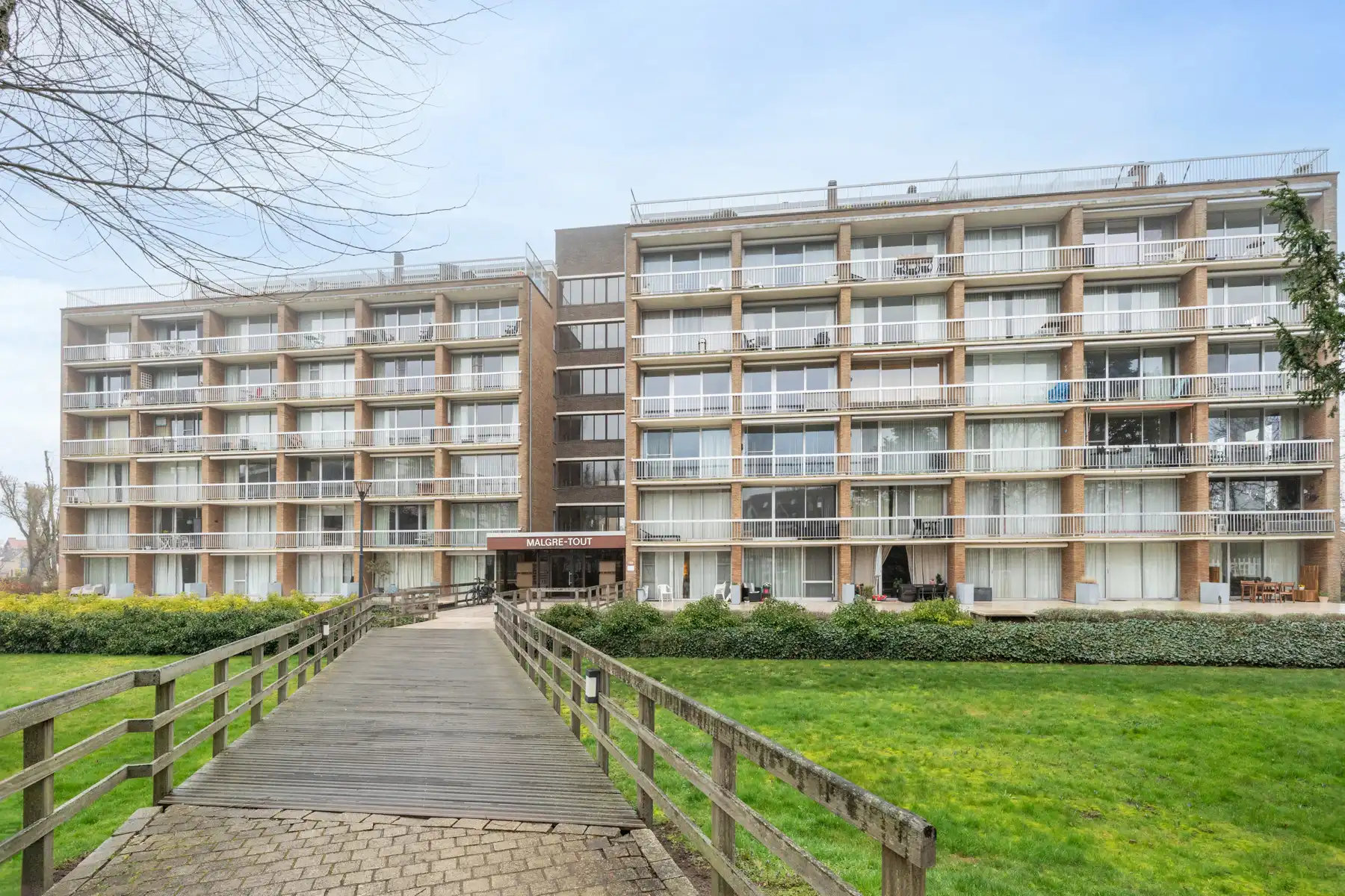 Ruime flat in een groene omgeving foto {{pictureIndex}}