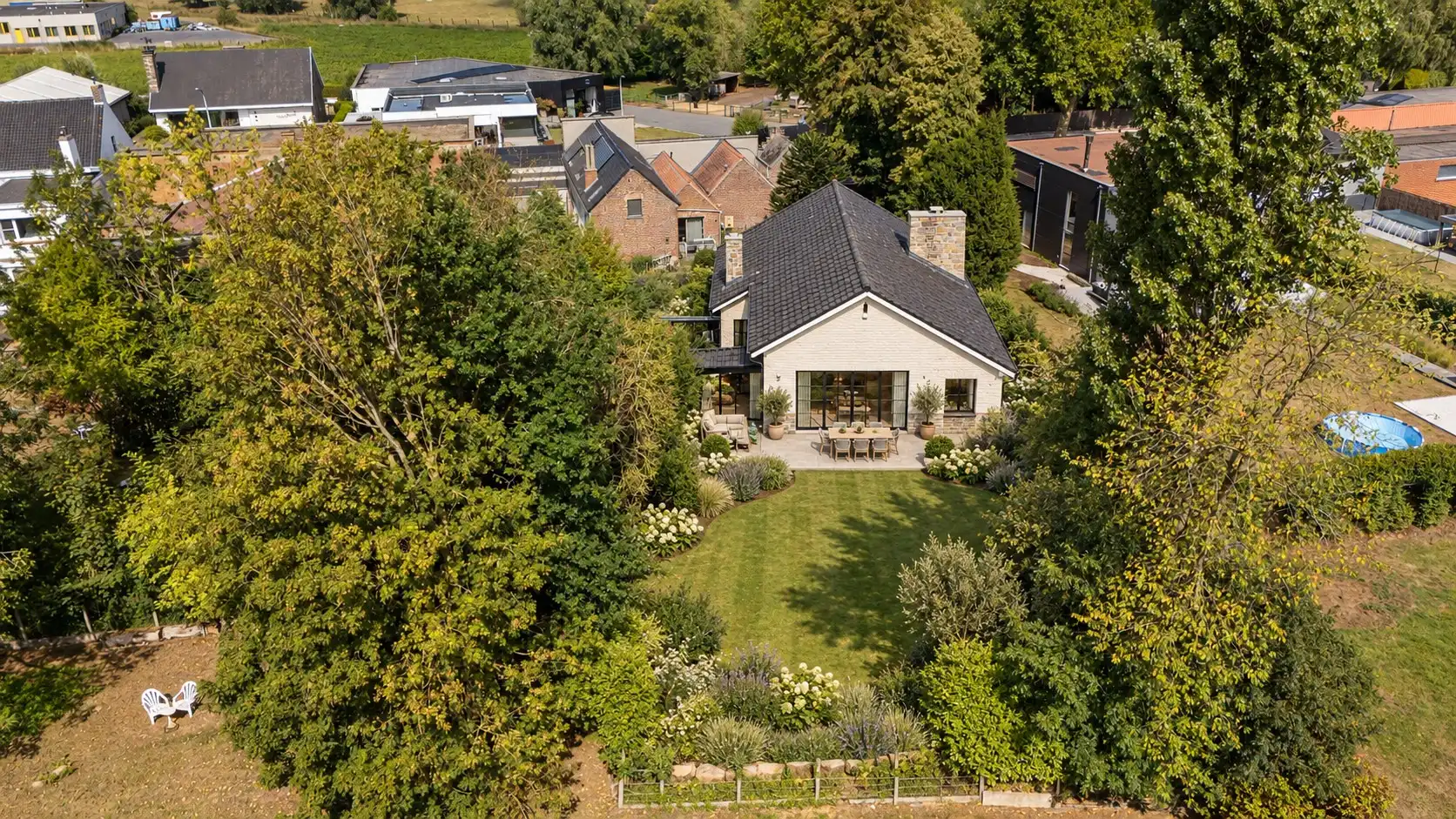 Charmante, op te knappen, statige villa met 3 slaapkamers en garage op een ruim perceel gelegen in het groen TE KOOP in Wielsbeke. foto 2