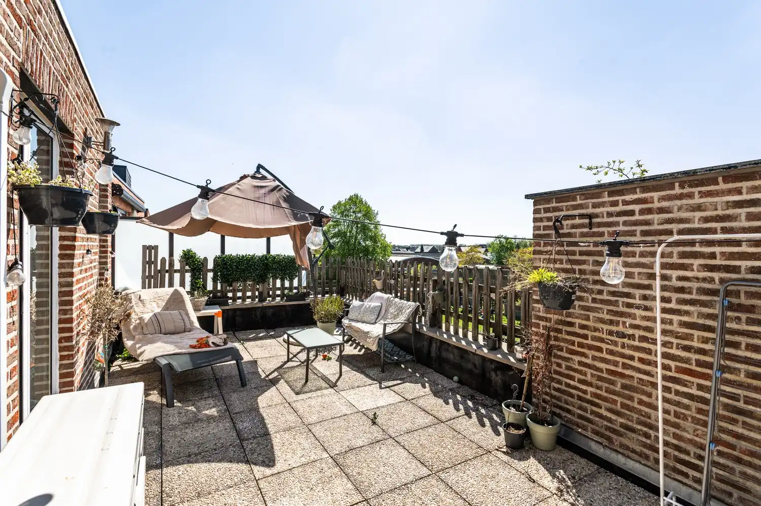 Dakappartement met twee slaapkamers en ruim terras (27m²) in het centrum van Broechem! foto {{pictureIndex}}